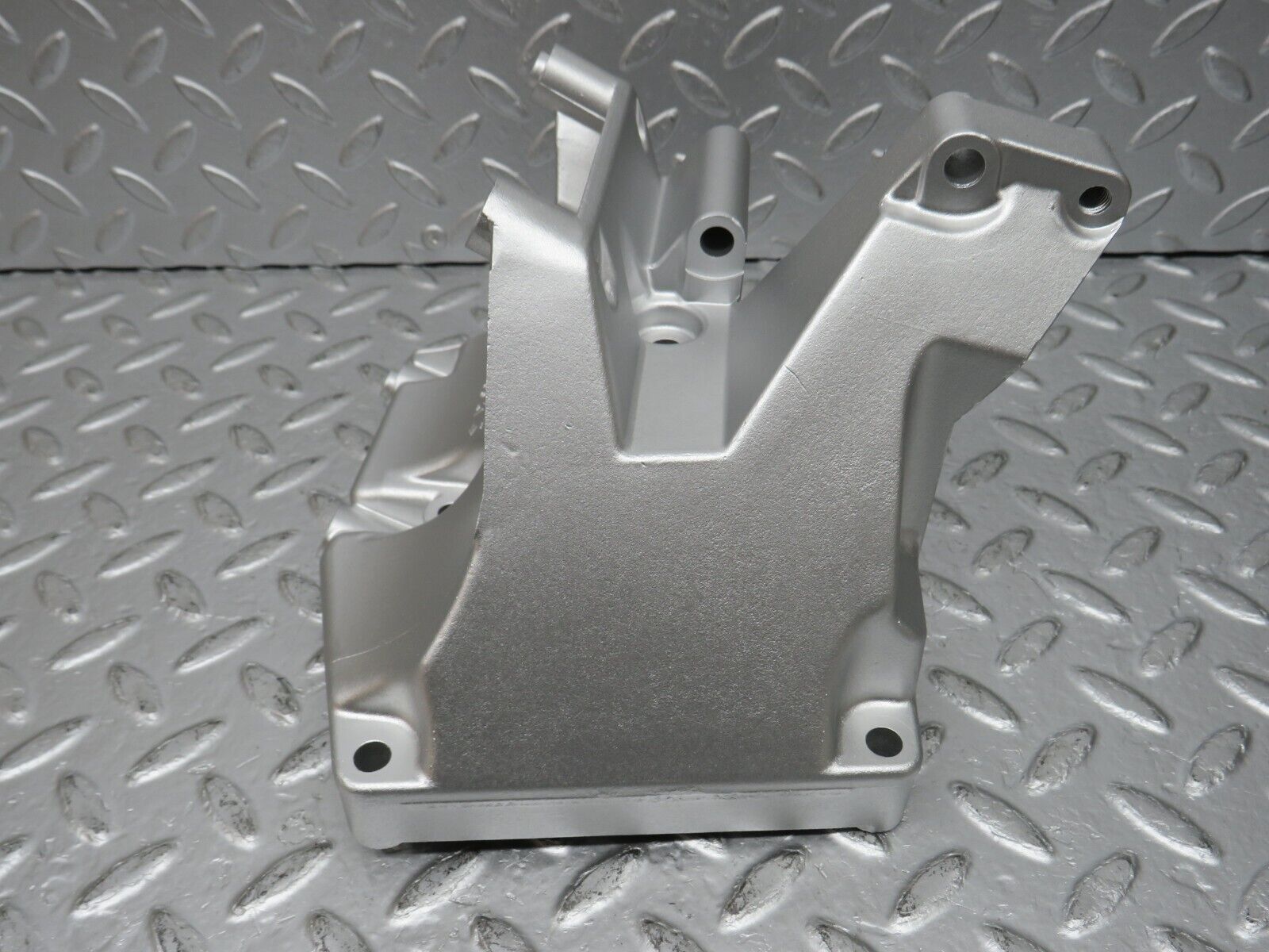 32662 Mercedes-Benz S124 300TE Wagon Power Steering Pump Bracket 1264660641
