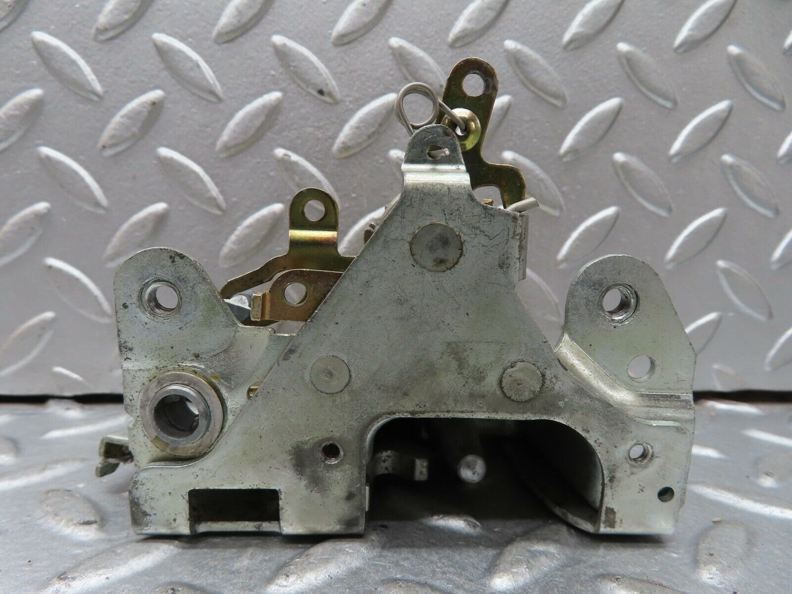 19152 Mercedes-Benz W123 300D Front Right Door Lock Mechanism