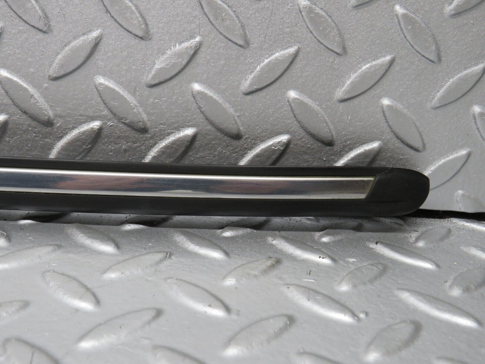 40638 Mercedes-Benz W123 300D Front Right Fender Wing Centre Moulding Trim