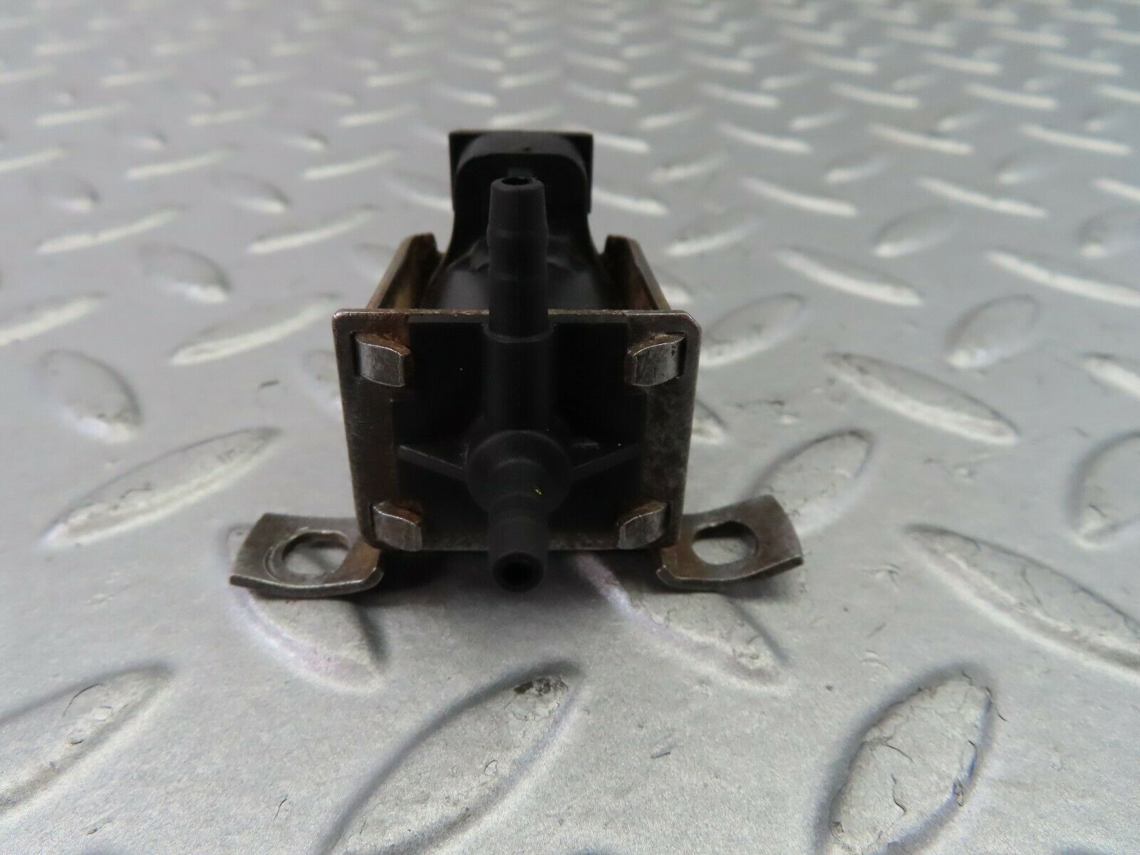 7747 Mercedes-Benz S123 230TE Wagon Vacuum Control Valve Pierburg 0015407097