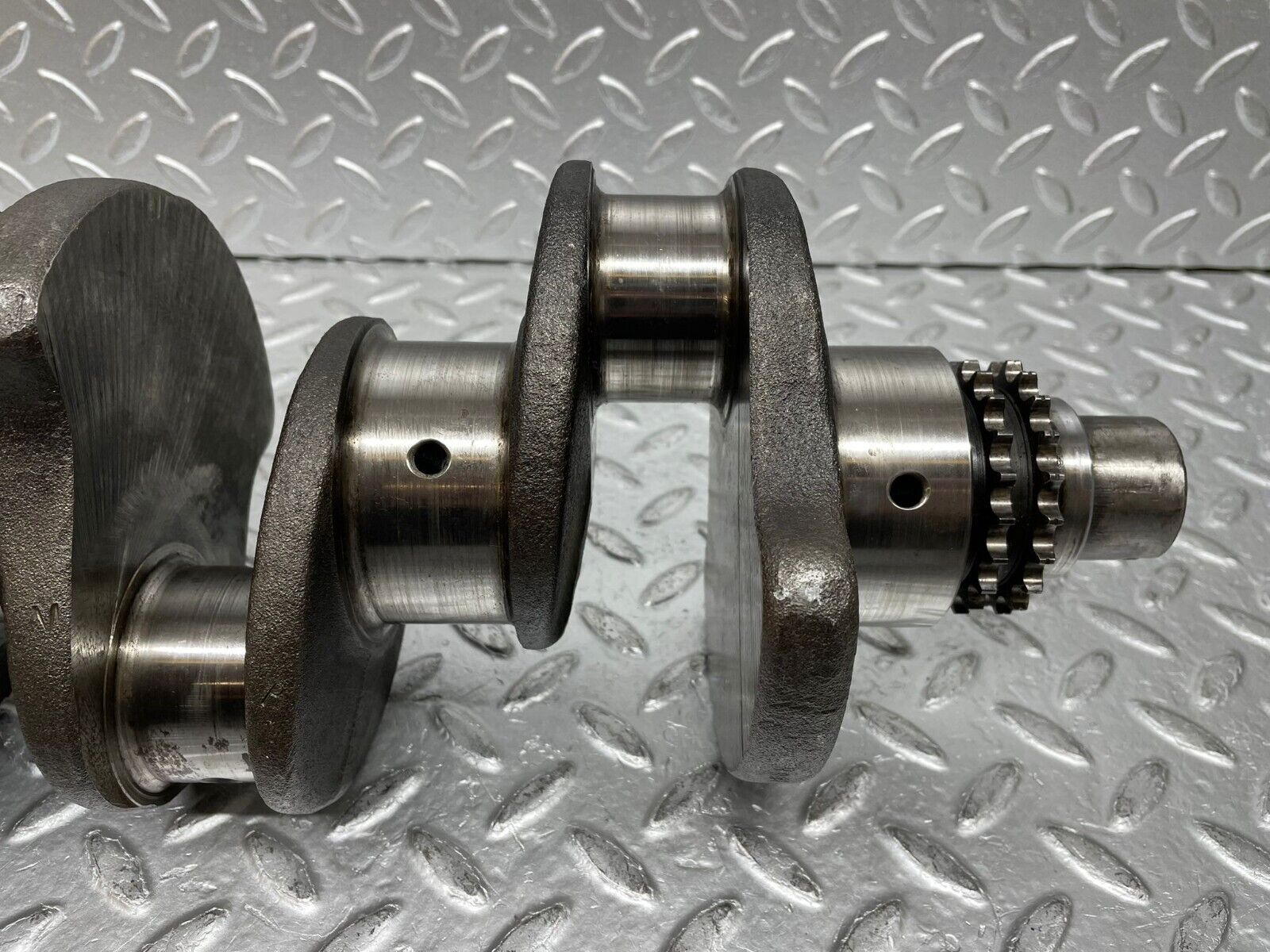 0349 Mercedes-Benz W123 220D Crankshaft  61504