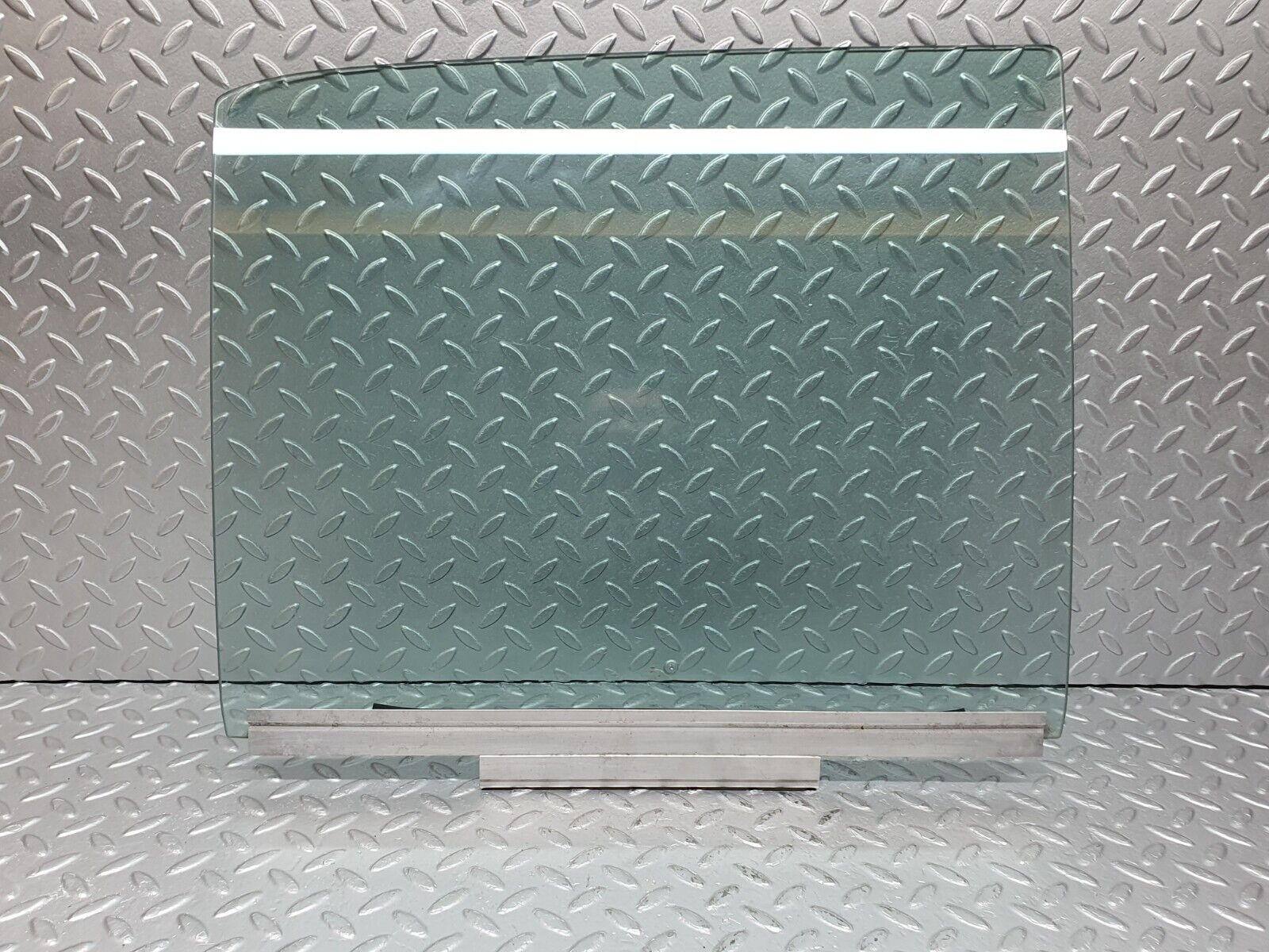 41123 Mercedes-Benz W126 300SE Rear Left Door Window Glass