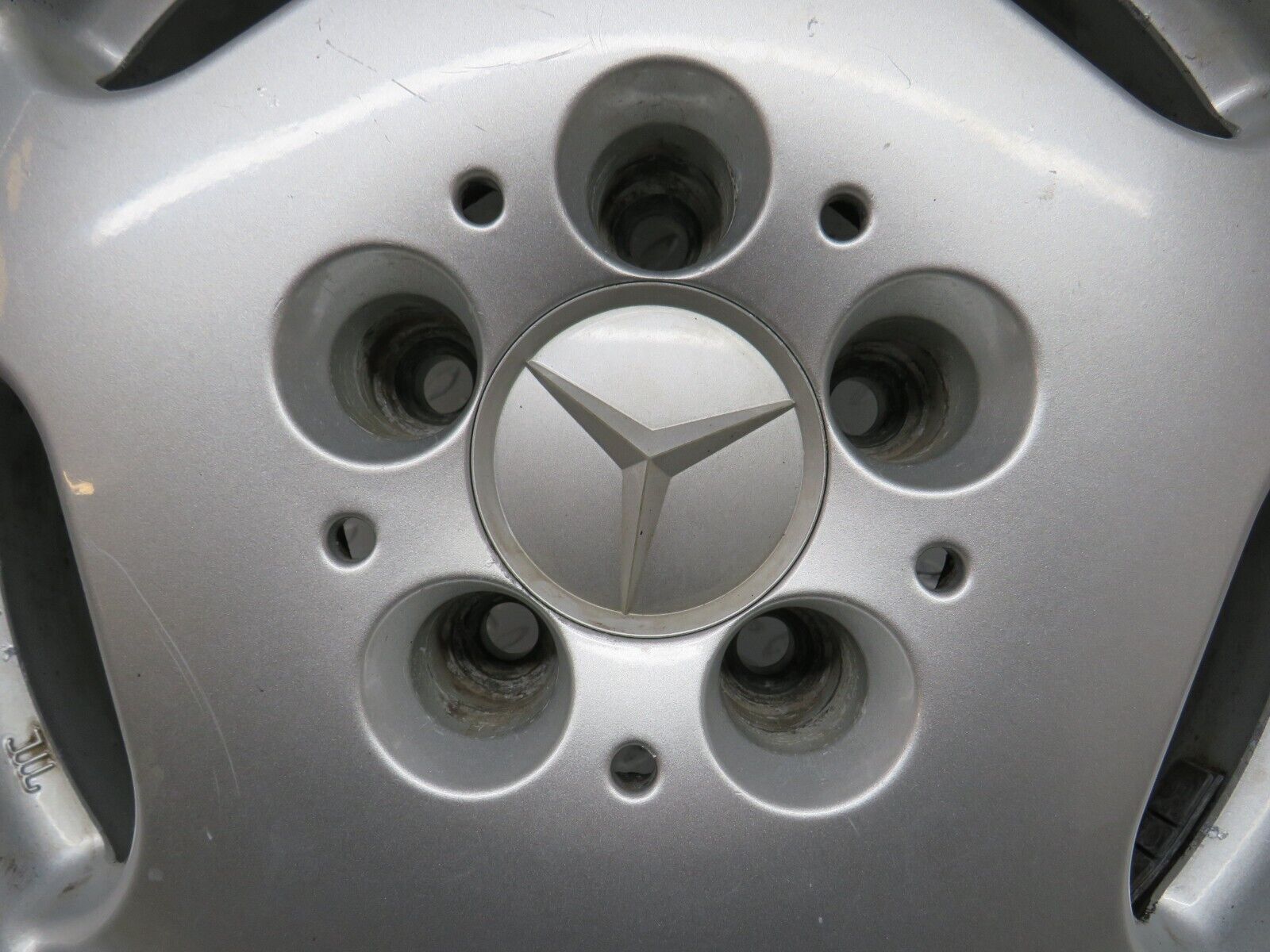 38189 Mercedes-Benz A124 Alloy Wheel 7Jx15H2 ET37 KBA44301