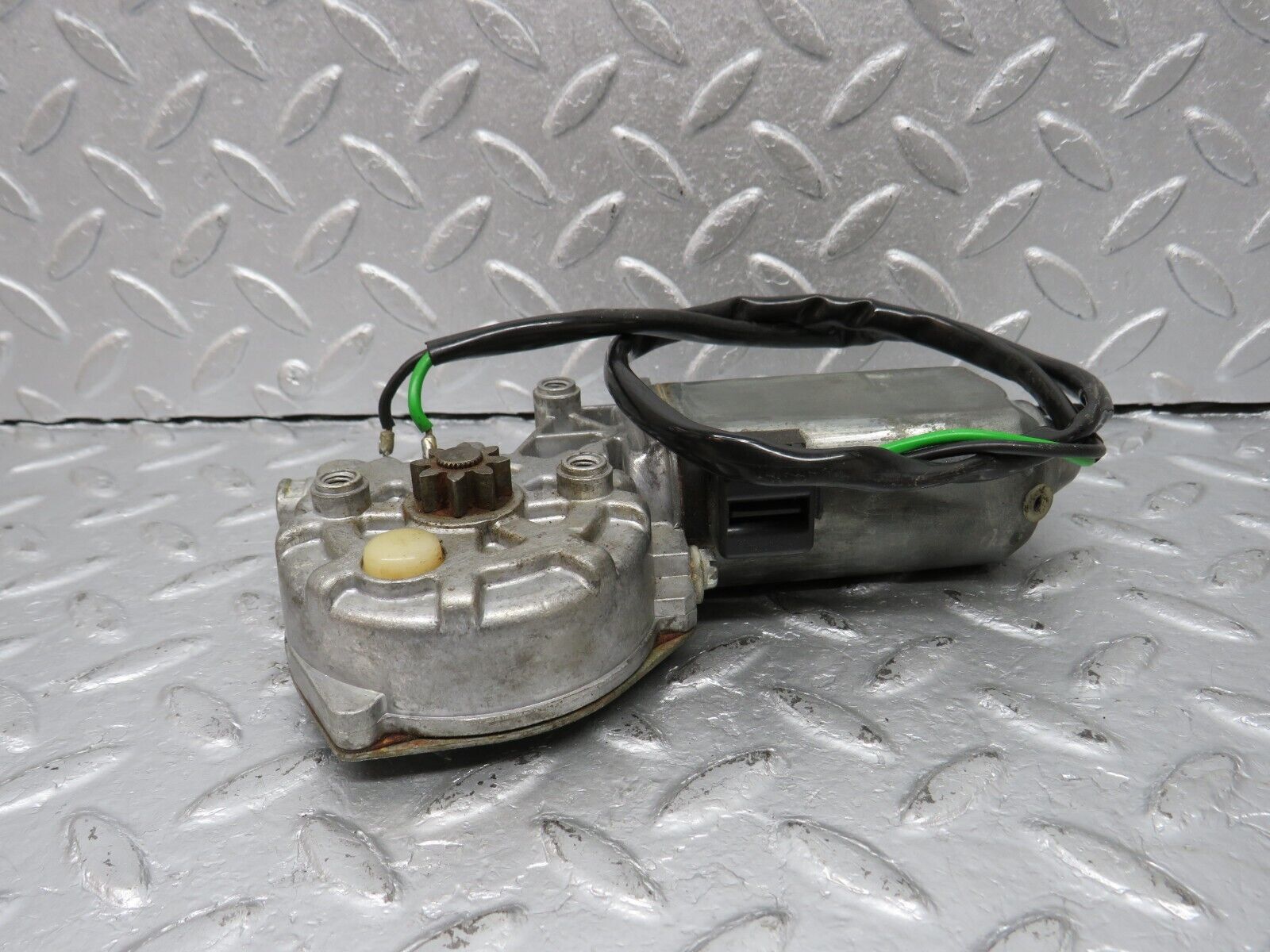 40593 Mercedes-Benz W123 300D Rear Left Window Regulator Motor 0130821017