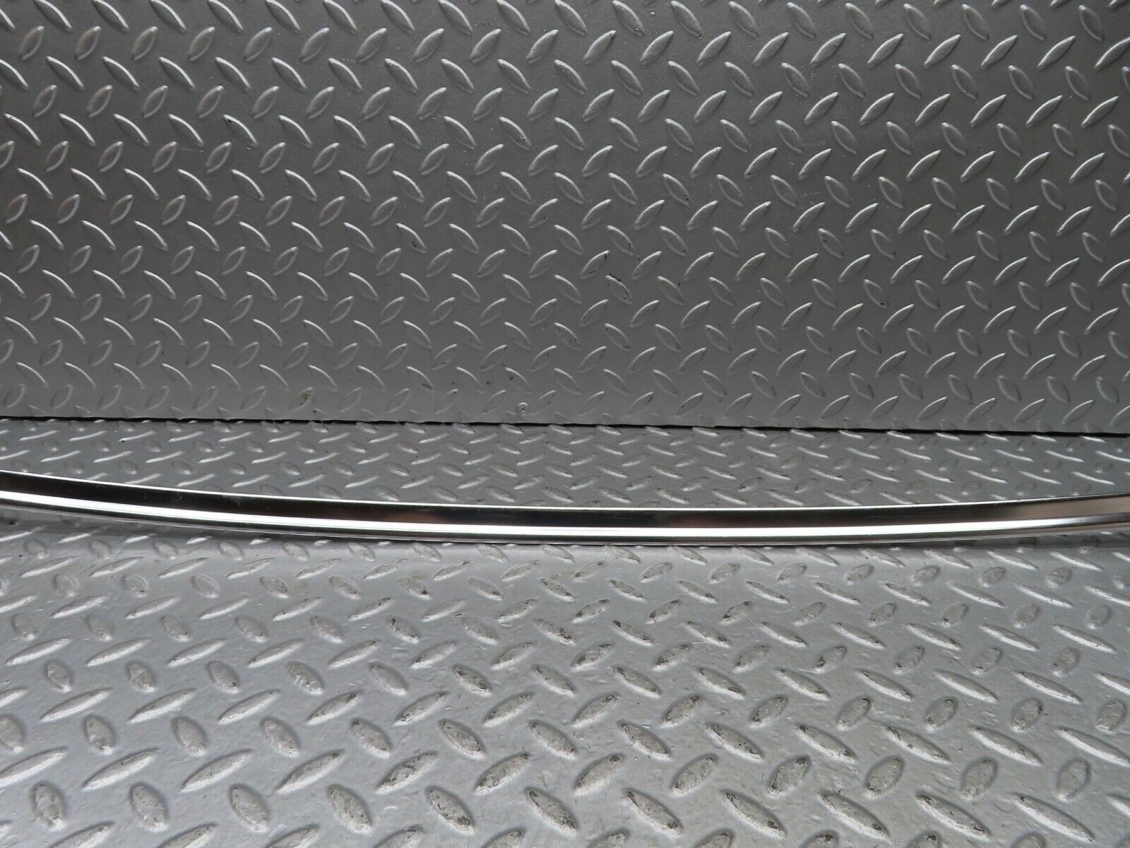 19122 Mercedes-Benz W123 300D Rear Windscreen Chrome Frame