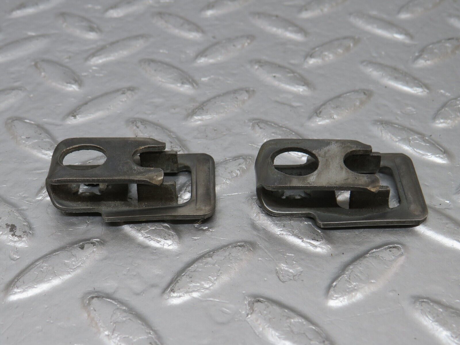 34132 Mercedes-Benz W124 260E Fuel Injector Bracket 2x