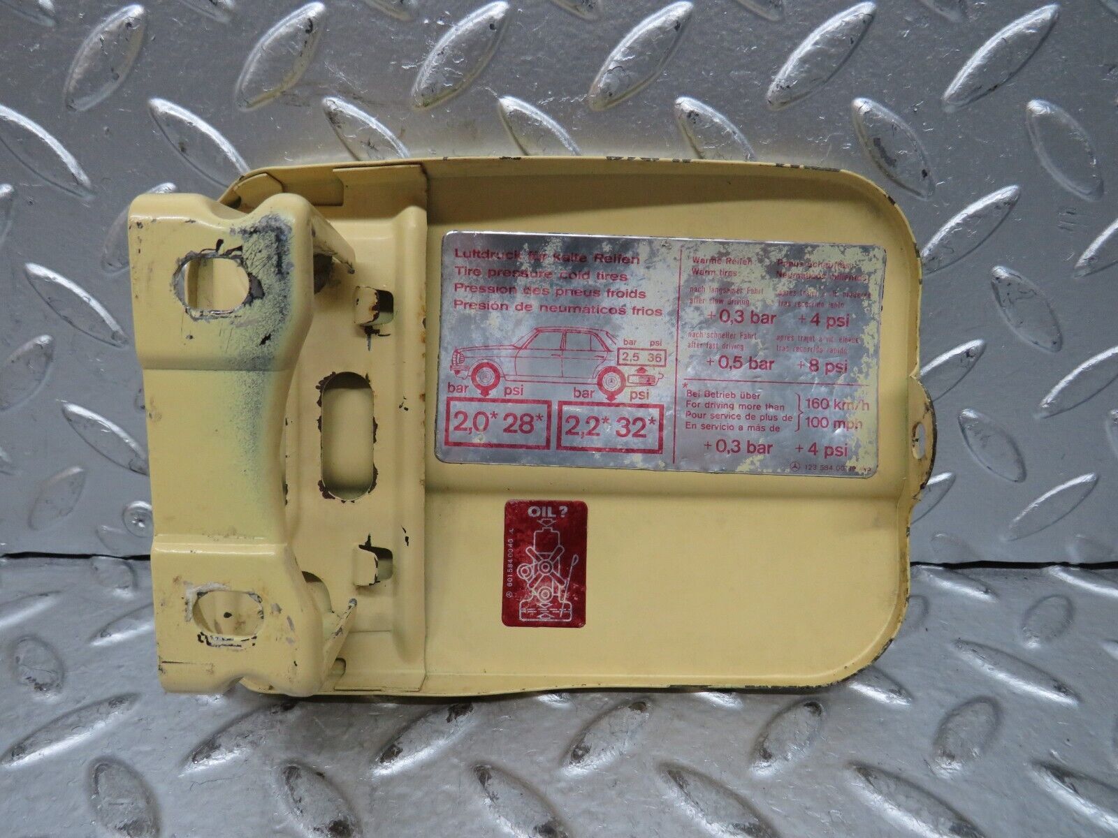 28744 Mercedes-Benz W123 230E Fuel Tank Flap Cap 1235840039