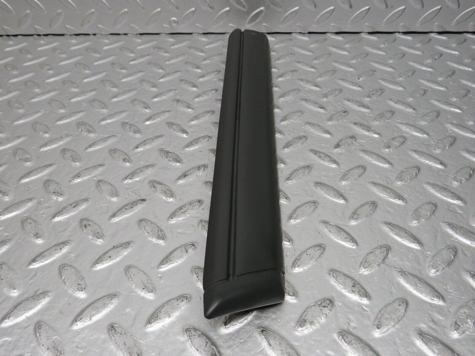 32298 Mercedes-Benz S124 300TE Wagon Front Left Fender Wing Centre Moulding Trim