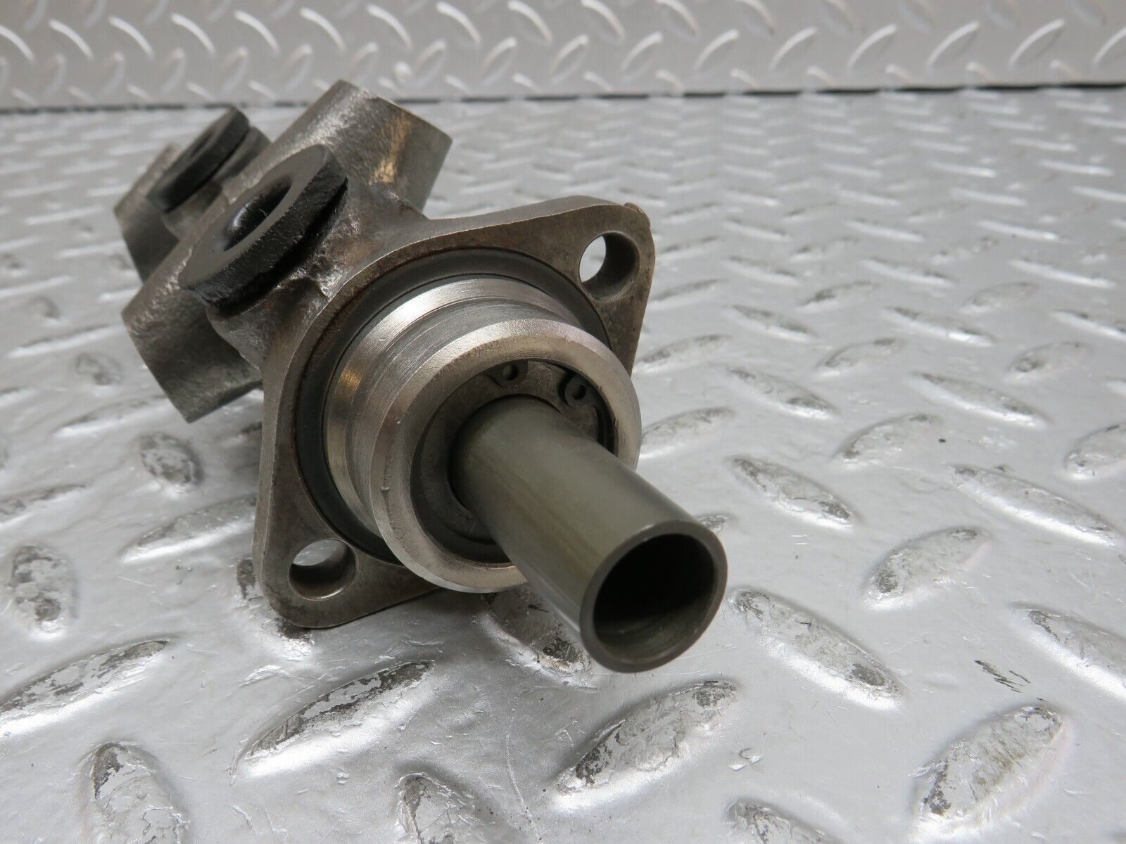 32139 Mercedes-Benz W123 230E Brake Master Cylinder Bendix