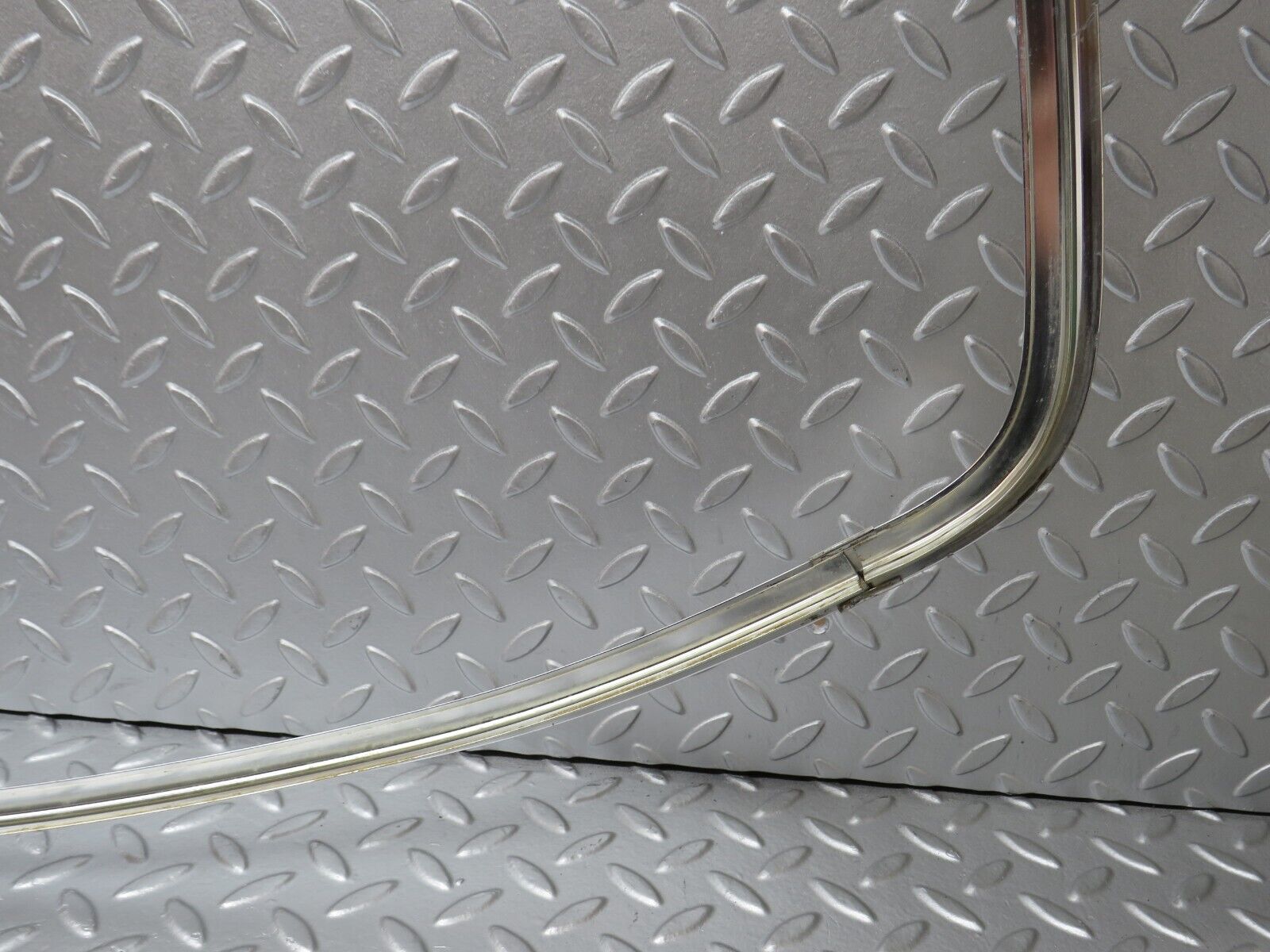 0646 Mercedes-Benz W123 230E Rear Windscreen Chrome Frame