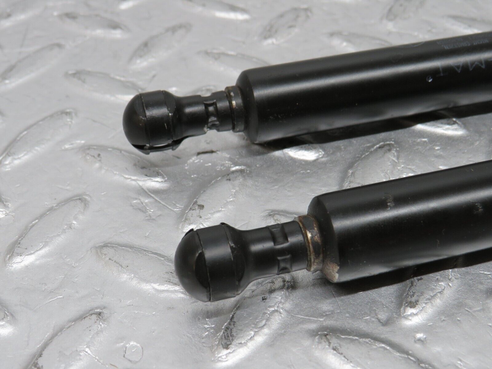 35032 Mercedes-Benz W210 320E Bonnet Gas Strut 2x 2108800429