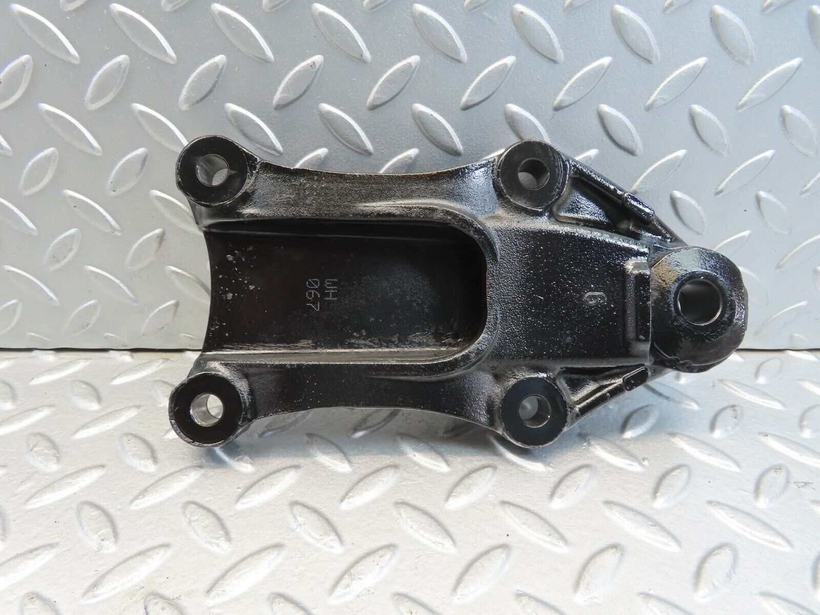 11317 Mercedes-Benz W221 S320 Differential Bracket A2210318