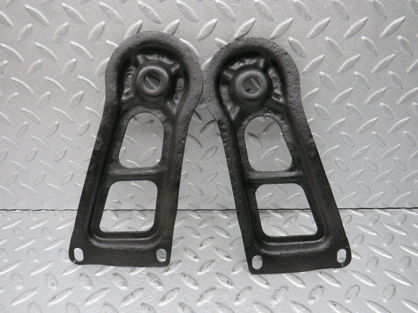 40543 Mercedes-Benz W123 300D Rear Suspension Axle Mounting Bracket