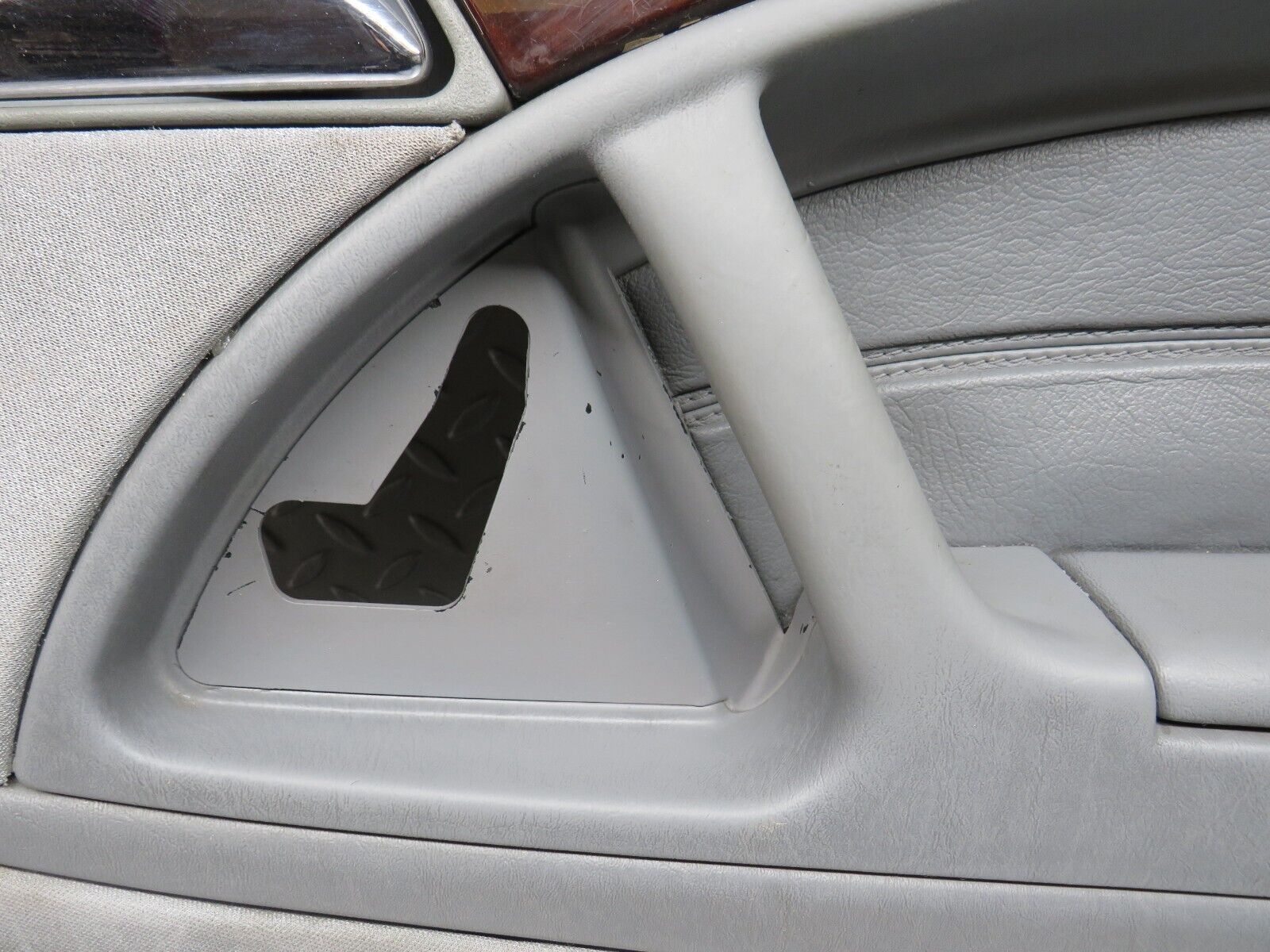 39513 Mercedes-Benz R129 320SL Coupe Door Card Grey Right Side