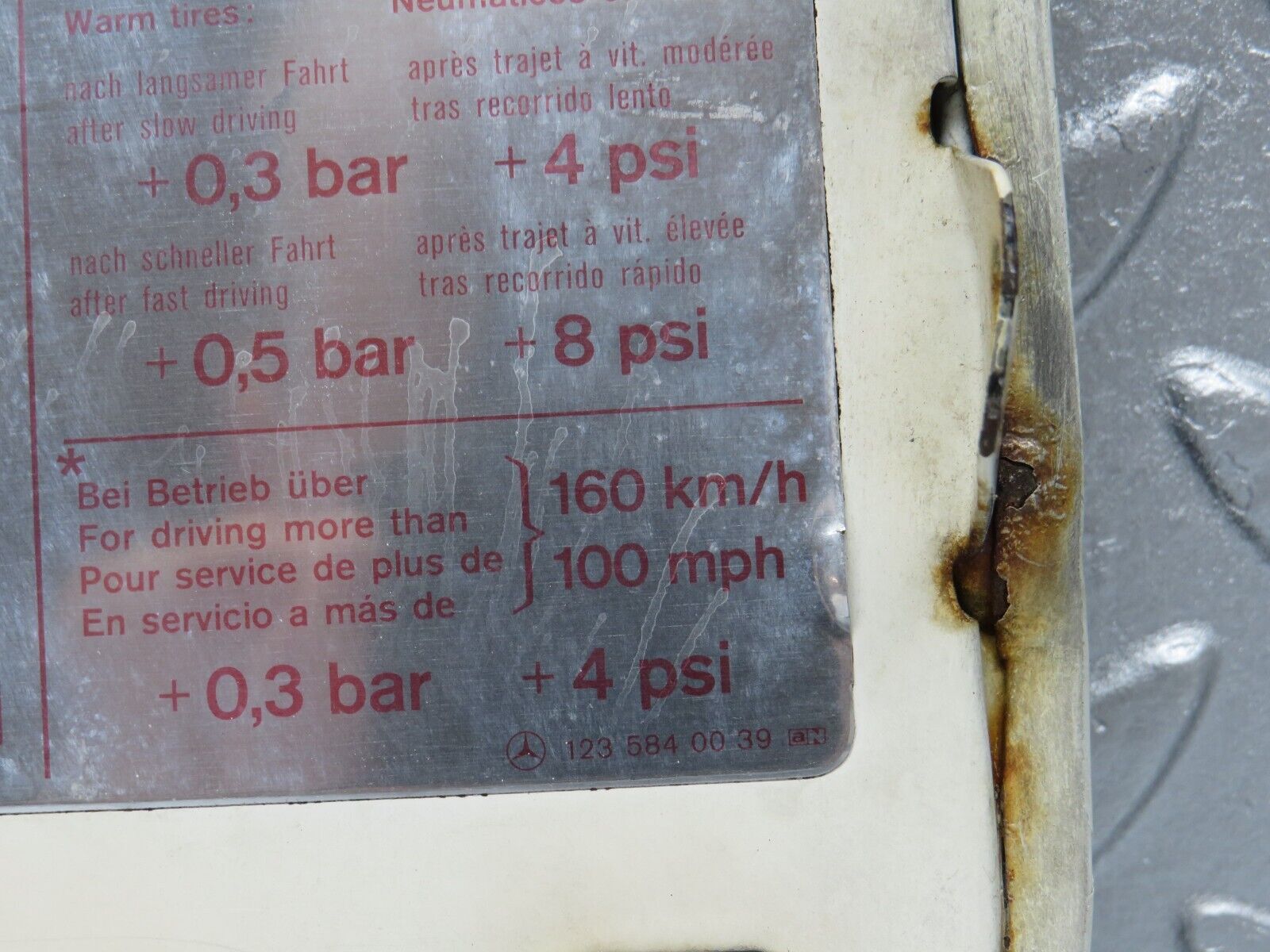 40660 Mercedes-Benz W123 300D Fuel Tank Flap Cap 1235840039