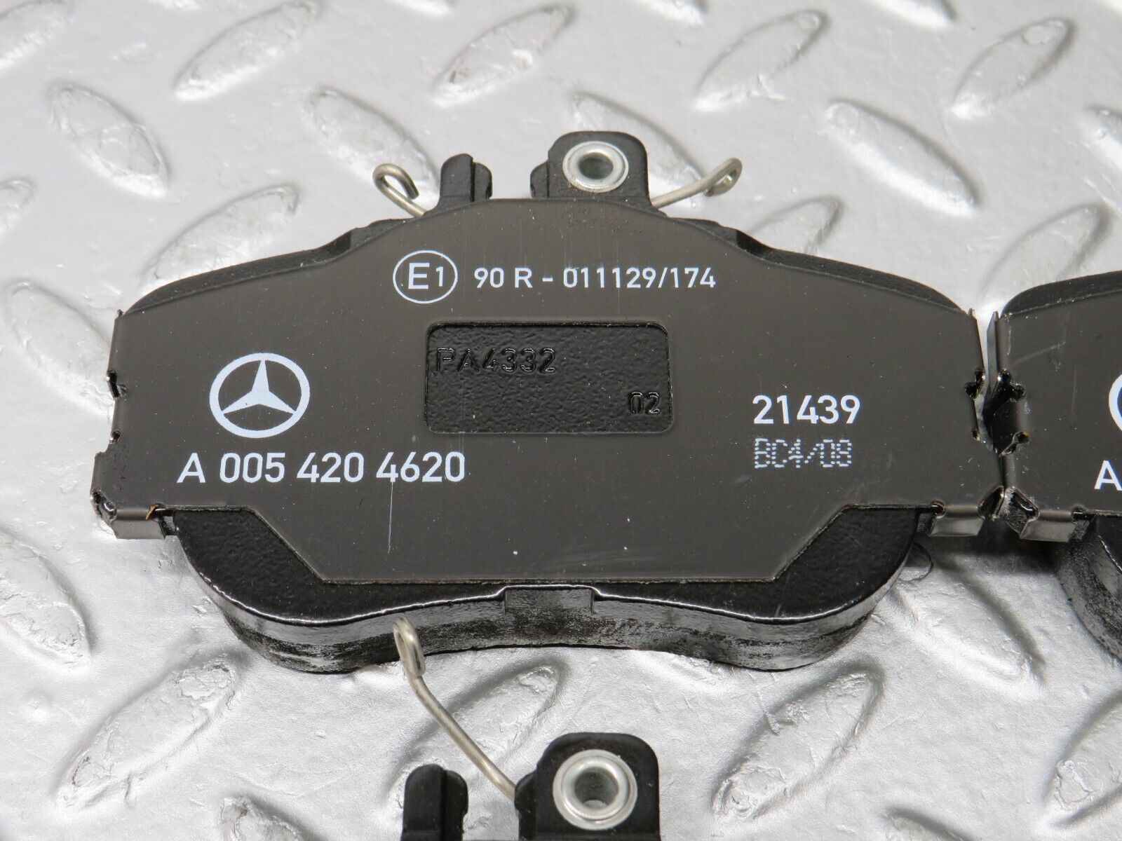 38203 Mercedes-Benz W202 Genuine Front Brake Pads New 0054204620