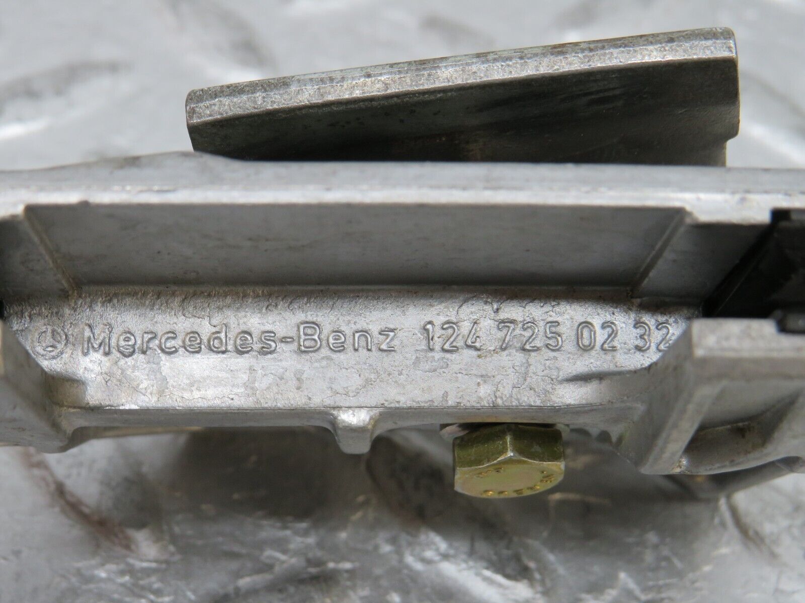 37817 Mercedes-Benz A124 320E Door Window Guide Bracket 2x 1247250132