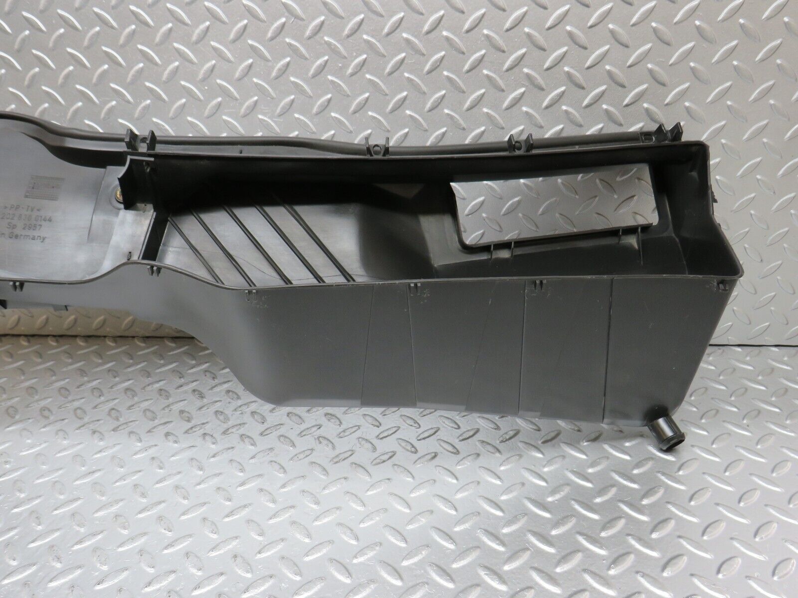 33514 Mercedes-Benz W202 C180 Air Duct 2028300144 2028300325