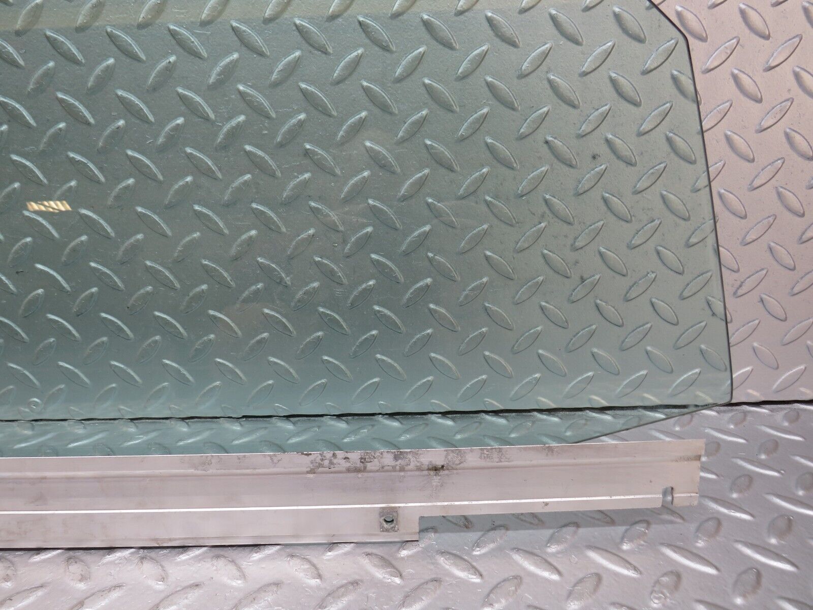 36038 Mercedes-Benz W126 420SE Front Right Door Window Glass