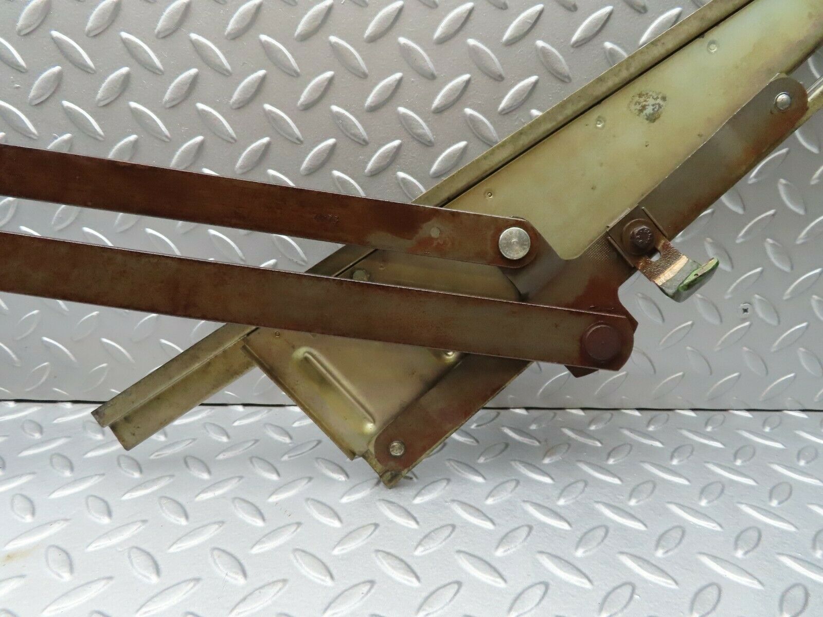4722 Mercedes-Benz W114 280CE Coupe Front Right Manual Window Regulator