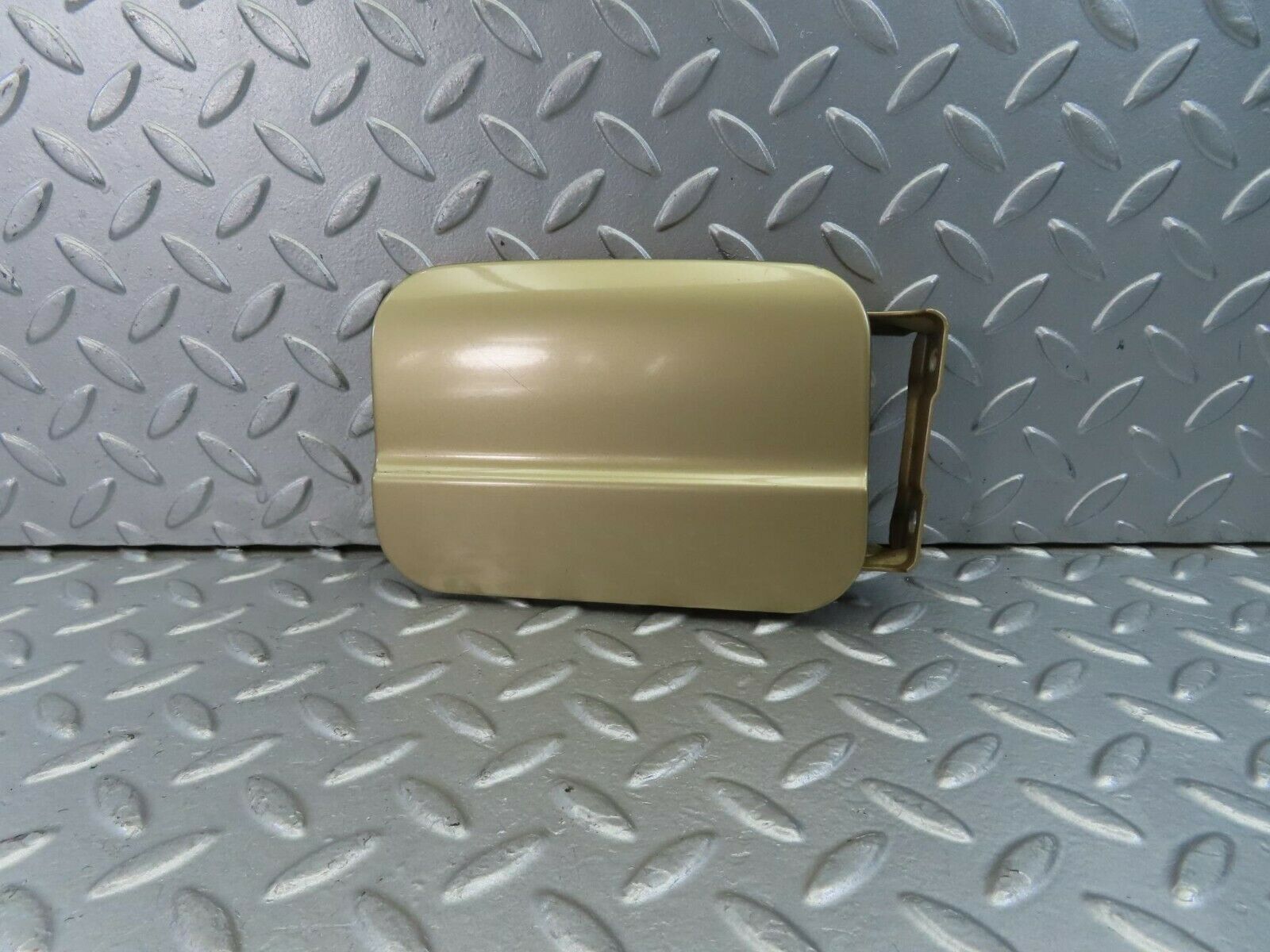 10797 Mercedes-Benz W123 230E Fuel Tank Flap Cap 1235840039