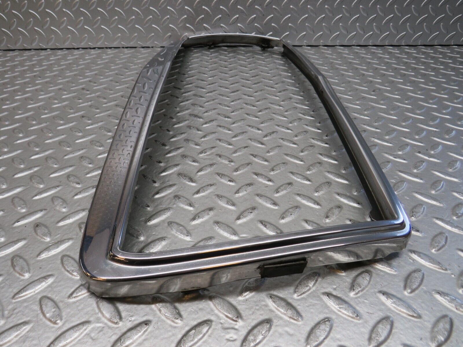 28935 Mercedes-Benz C124 320CE Bonnet Grill Chrome Frame