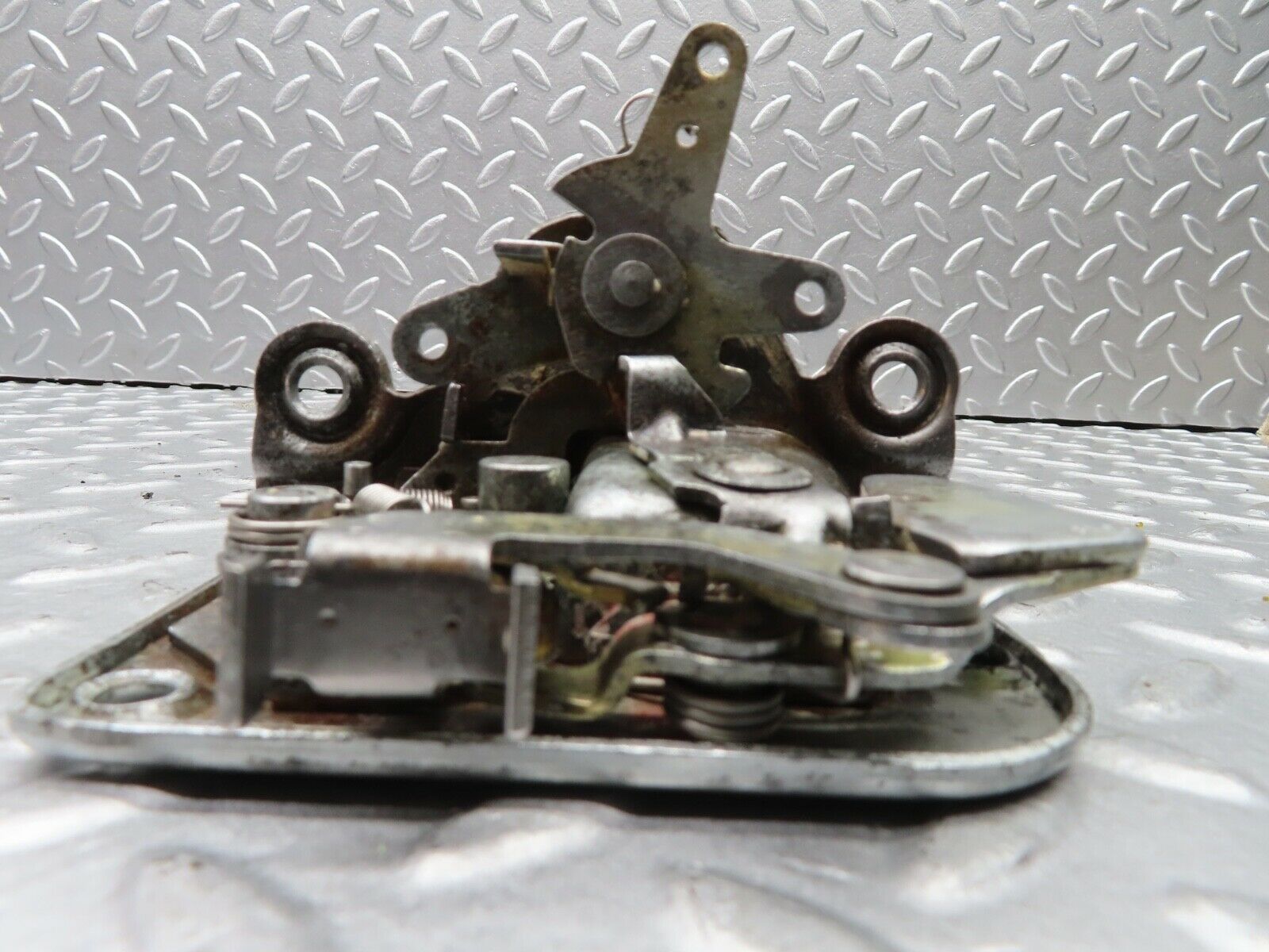 20301 Mercedes-Benz W114 280CE Coupe Left Door Lock Mechanism