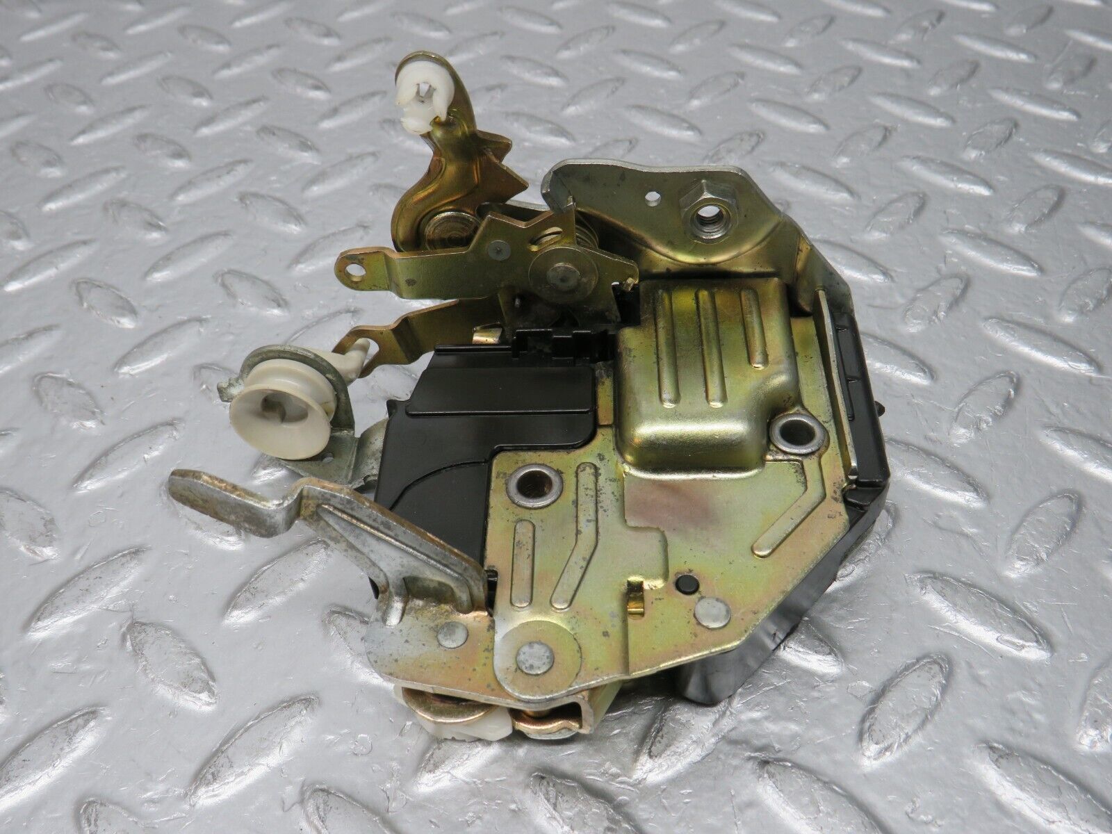 32452 Mercedes-Benz S124 300TE Wagon Front Right Door Lock Mechanism