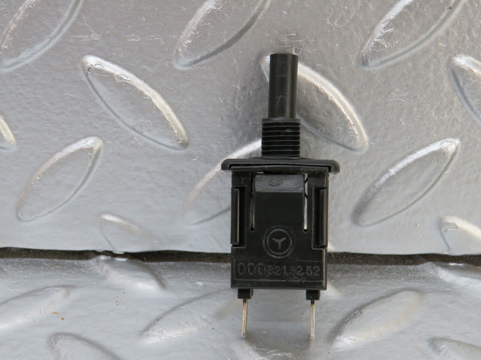 25526 Mercedes-Benz W123 200 Glove Box Light Switch 0008213252