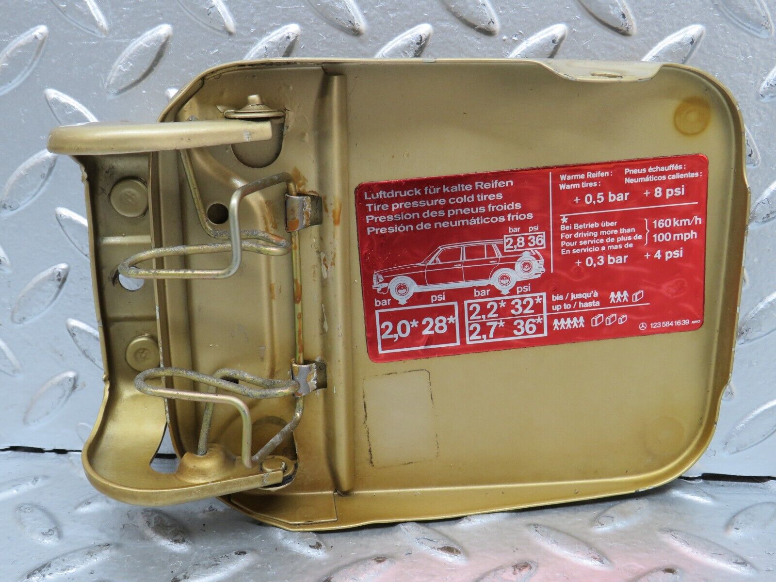 28488 Mercedes-Benz S123 240D Wagon Fuel Tank Flap Cap 1235841639