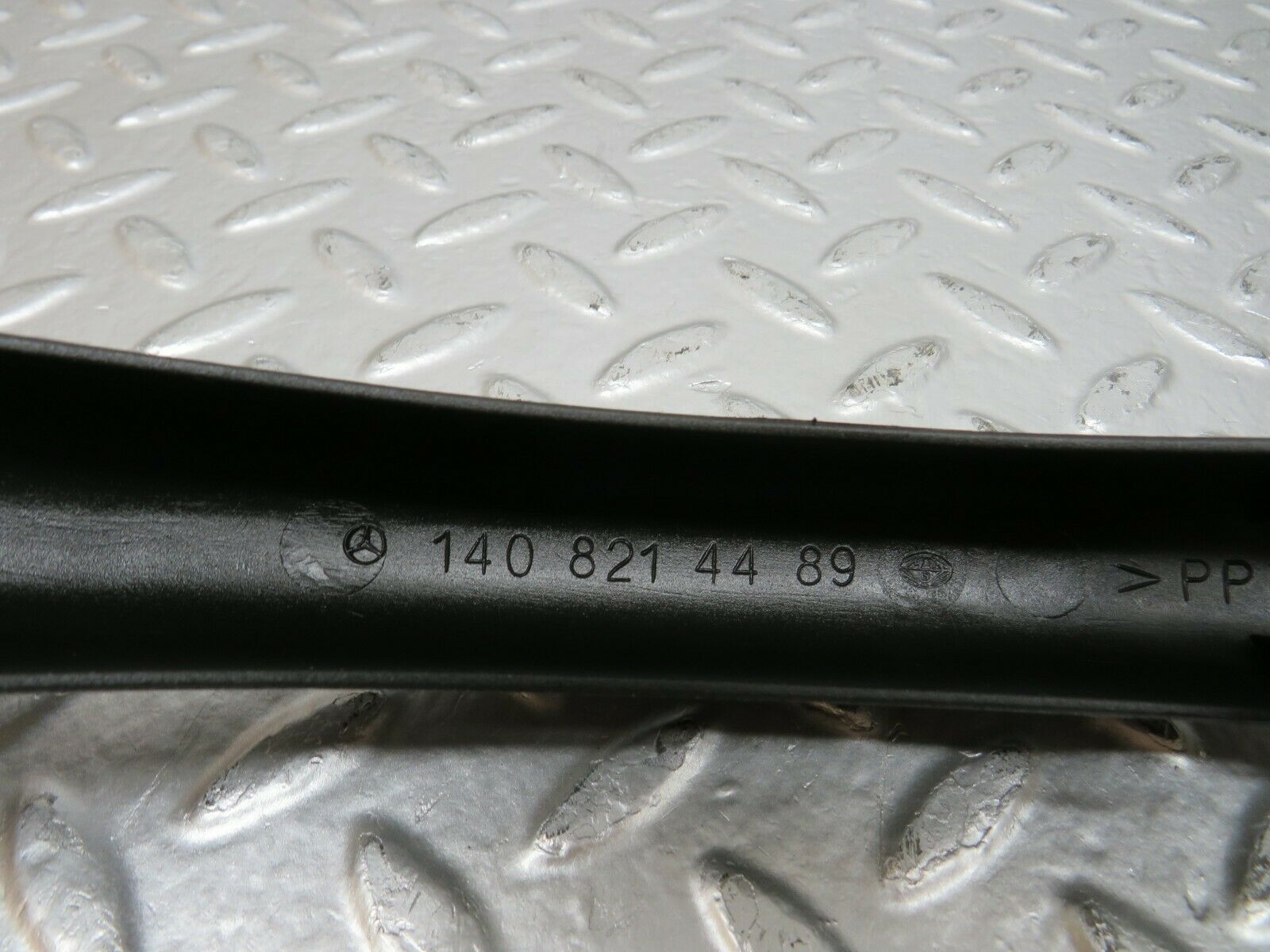 24611 Mercedes-Benz W140 S320 Boot Hinge Plastic Cover Right Side 1408214489