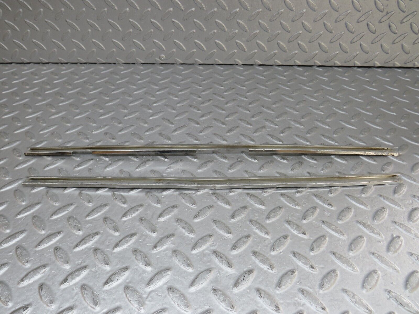 35867 Mercedes-Benz W108 Front Left Door Chrome Trim Pair