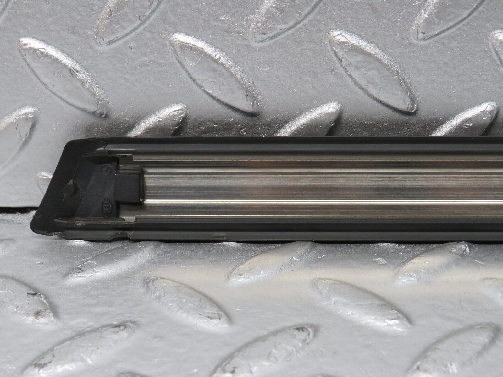 33782 Mercedes-Benz W201 190E 2.0L Front Left Fender Wing Centre Moulding Trim