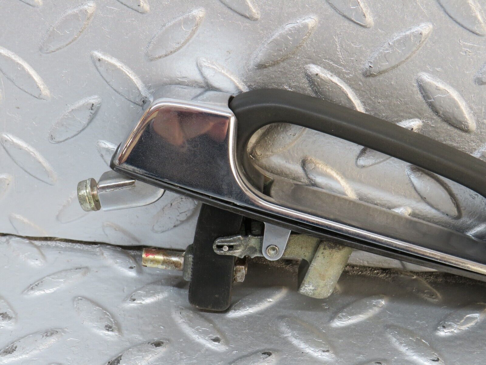 40617 Mercedes-Benz W123 300D Rear Right Exterior Door Handle 1237600359 1237660005
