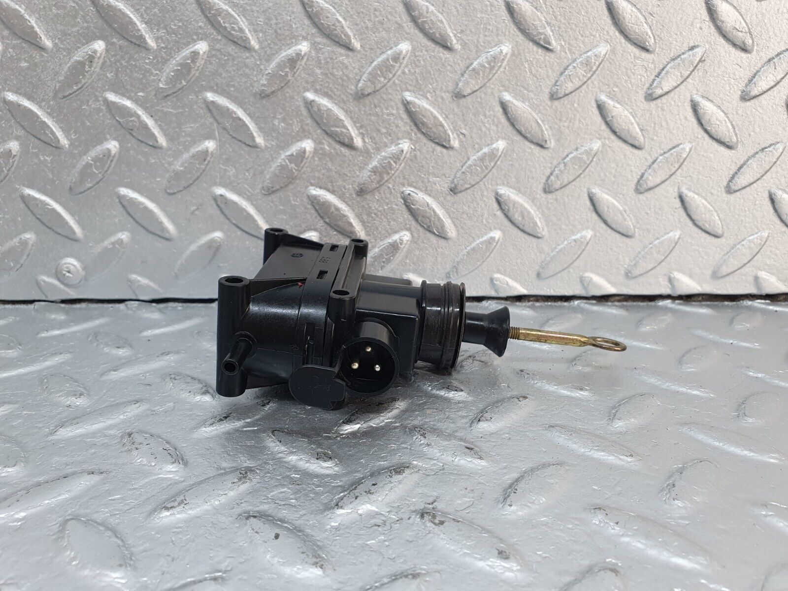 41557 Mercedes-Benz W124 200E Right Door Lock Vacuum Actuator
