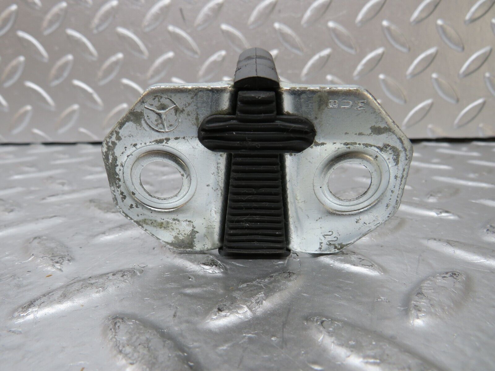 25846 Mercedes-Benz W124 280E Door Lock Latch