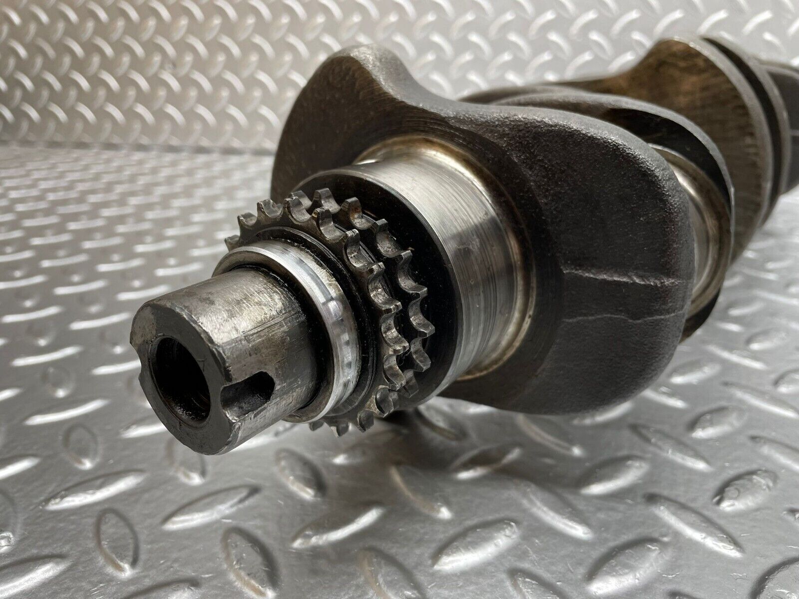 0349 Mercedes-Benz W123 220D Crankshaft  61504