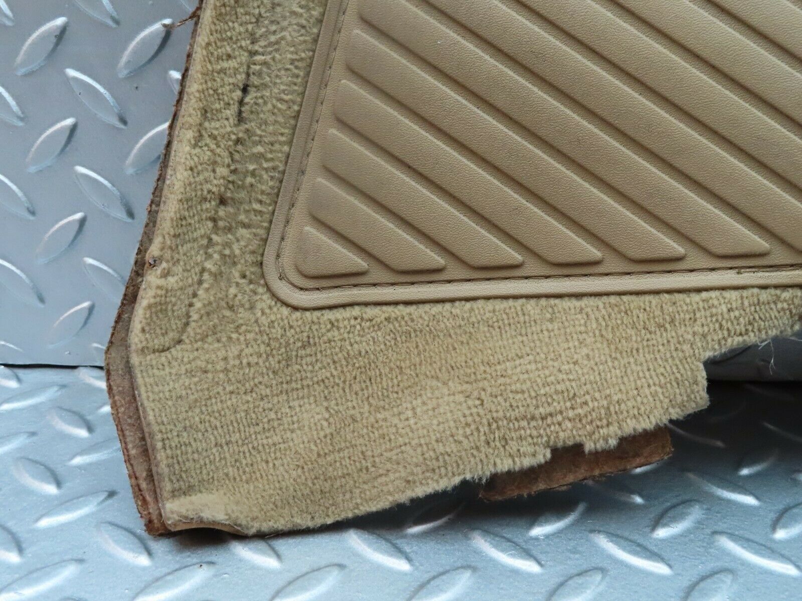 5428 Mercedes-Benz W124 230E Centre Console Carpet Right Side Beige