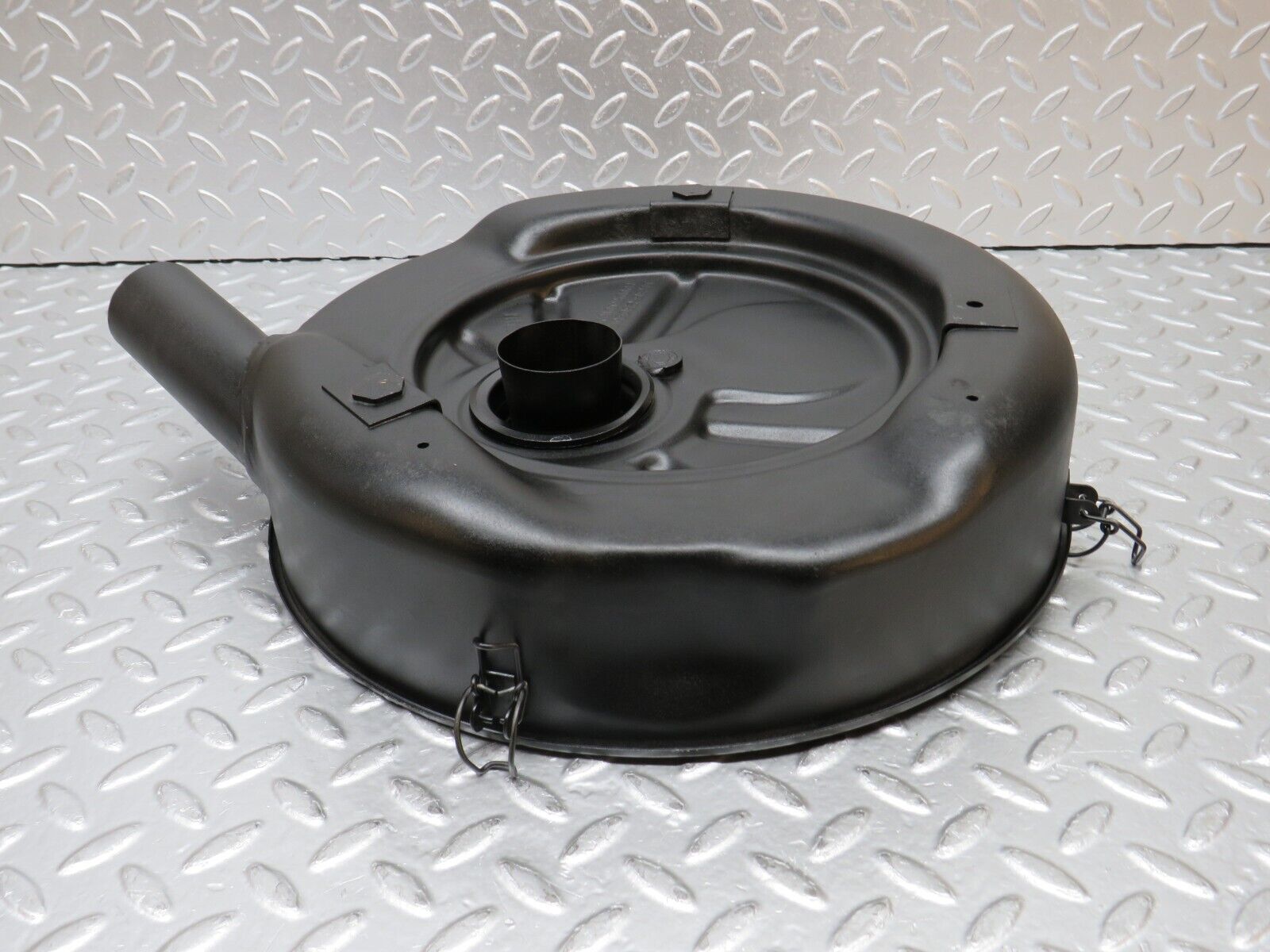 0307 Mercedes-Benz W123 220D Air Filter Housing Bottom 0110946702