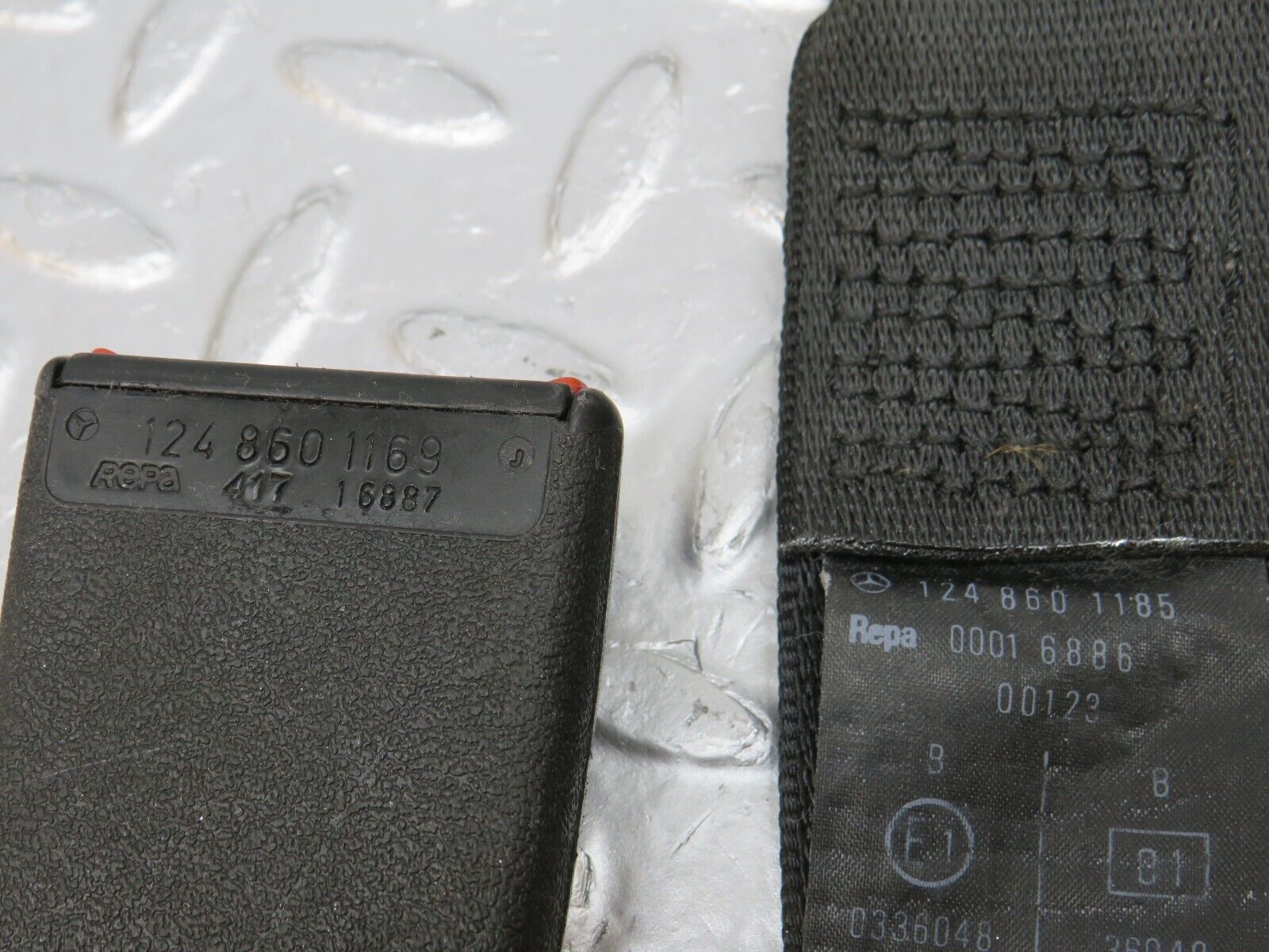 34011 Mercedes-Benz W124 260E Rear Seat Belt Set