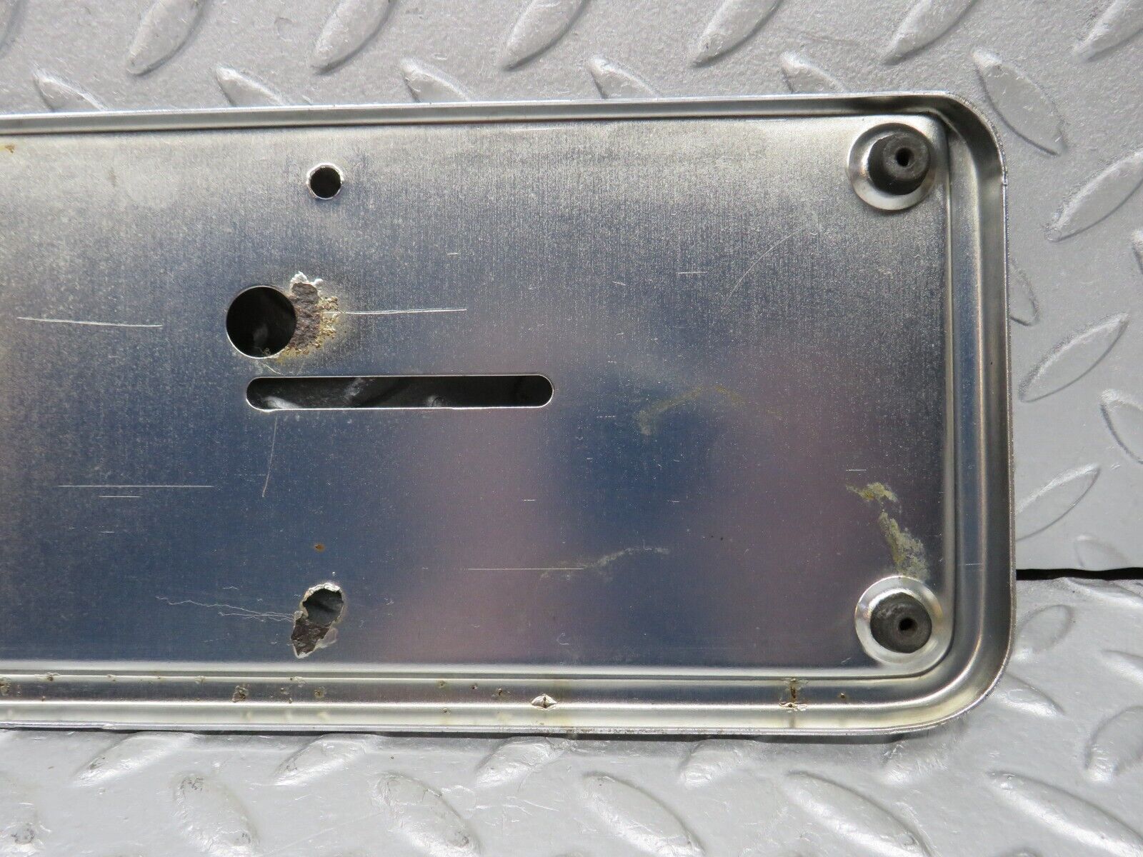 38162 Mercedes-Benz A124 320E Cabriolet Rear number Plate Holder