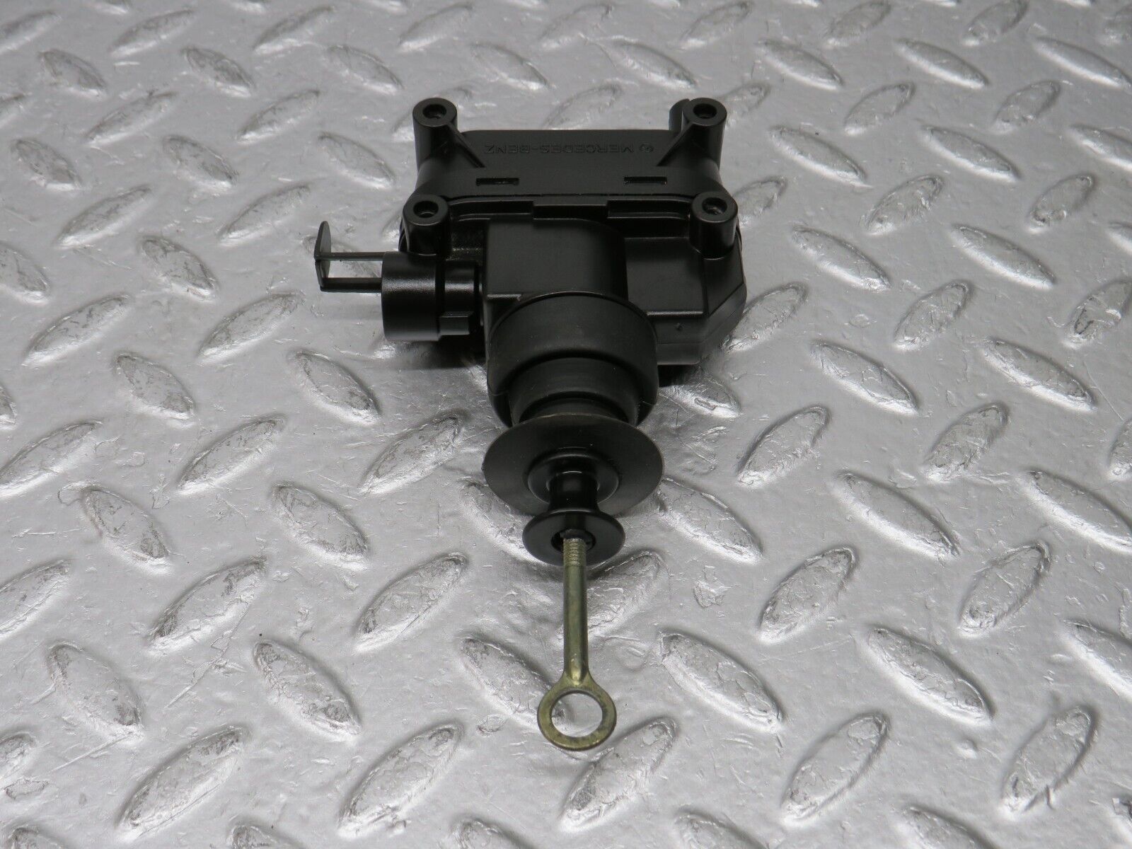 37772 Mercedes-Benz A124 320E Cabriolet Left Door Lock Vacuum Actuator