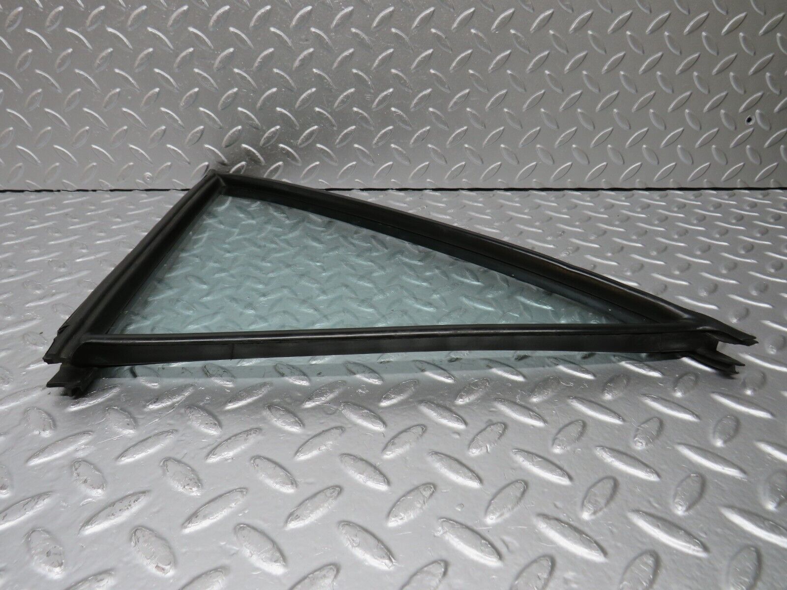 33146 Mercedes-Benz W126 Rear Right Quarter Window Glass 1267350224