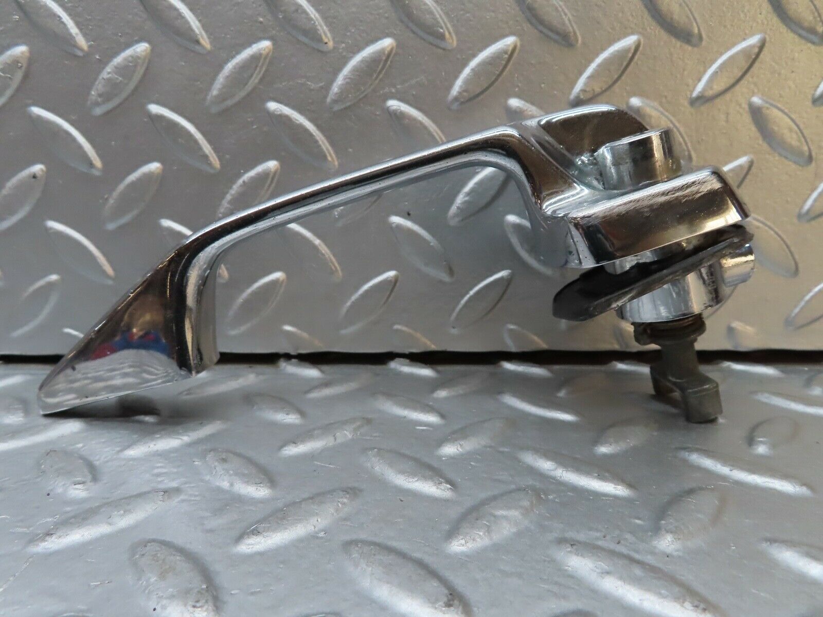 20836 Mercedes-Benz W114 250CE Coupe Door Handle Left No Key 1157660101