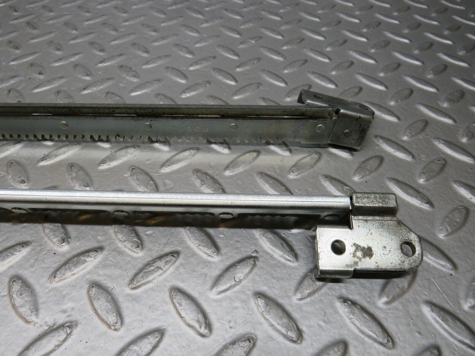 37083 Mercedes-Benz C126 420SEC Coupe Electric Seat Rail Pair 1269100184