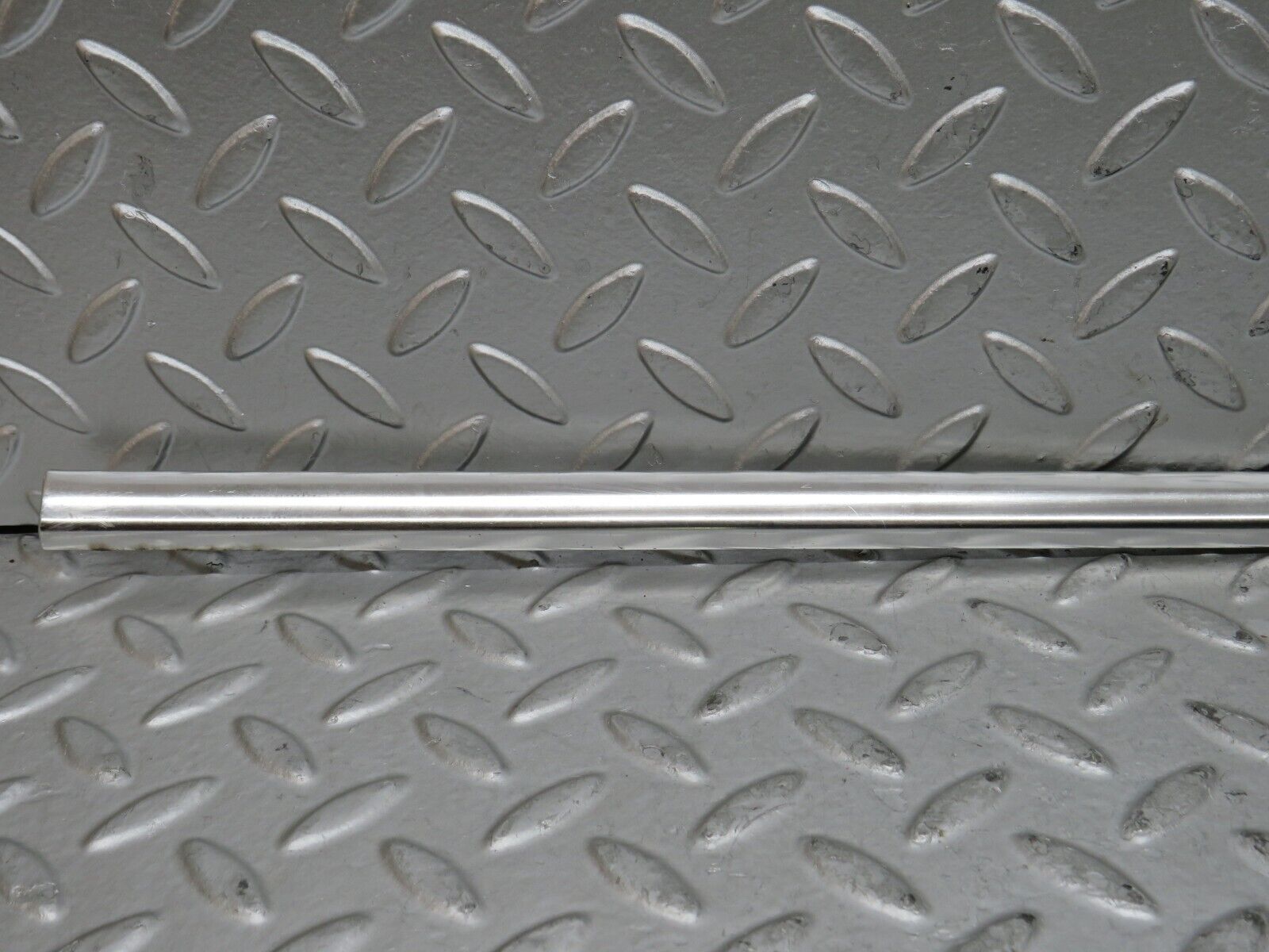 28884 Mercedes-Benz W123 230E Front Right Door Chrome Moulding Trim
