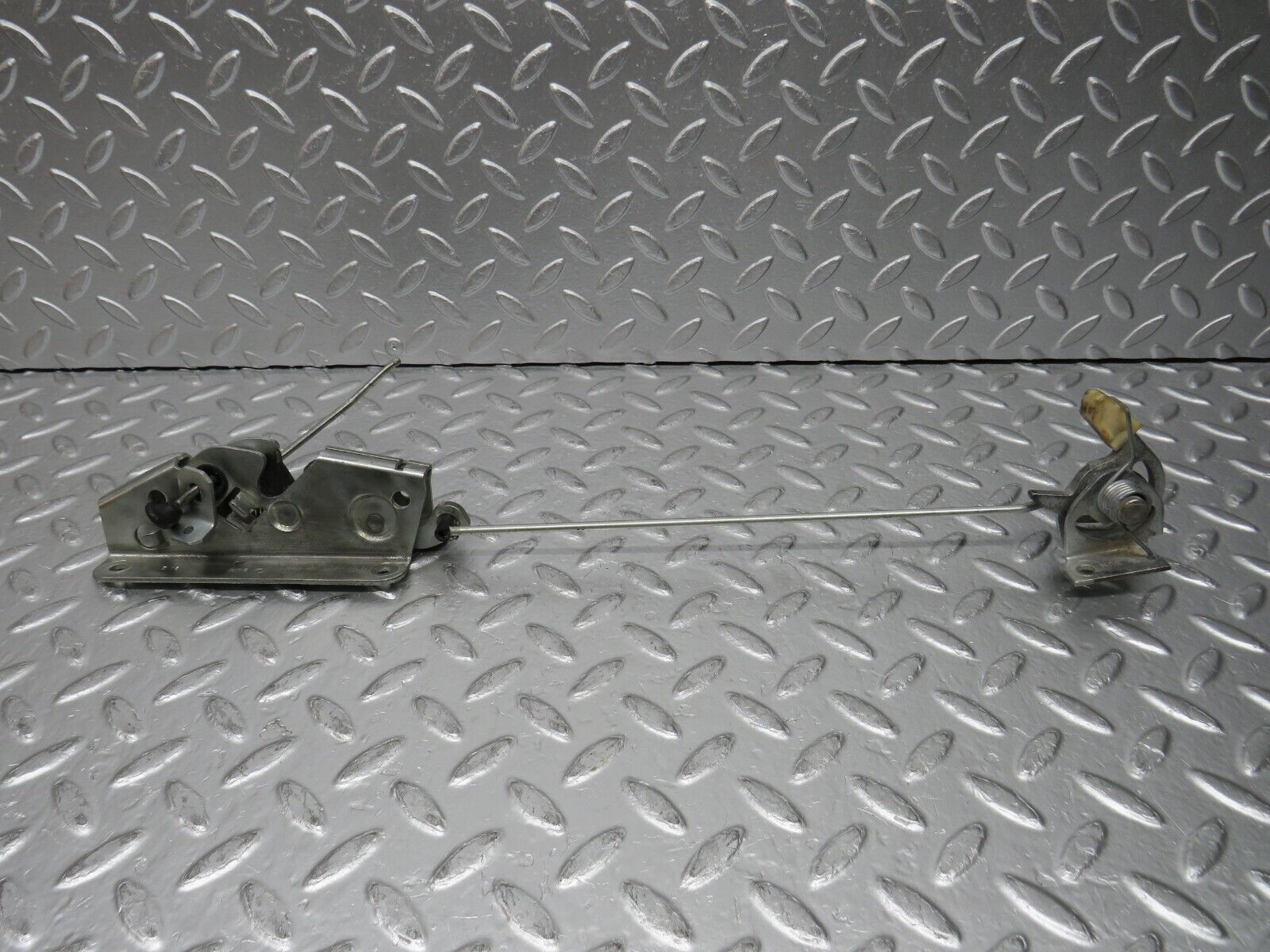 31409 Mercedes-Benz S124 220TE Wagon Rear Left Seat Bench Locking Mechanism