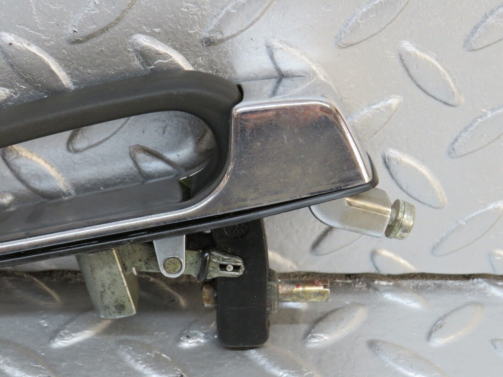 40617 Mercedes-Benz W123 300D Rear Right Exterior Door Handle 1237600359 1237660005