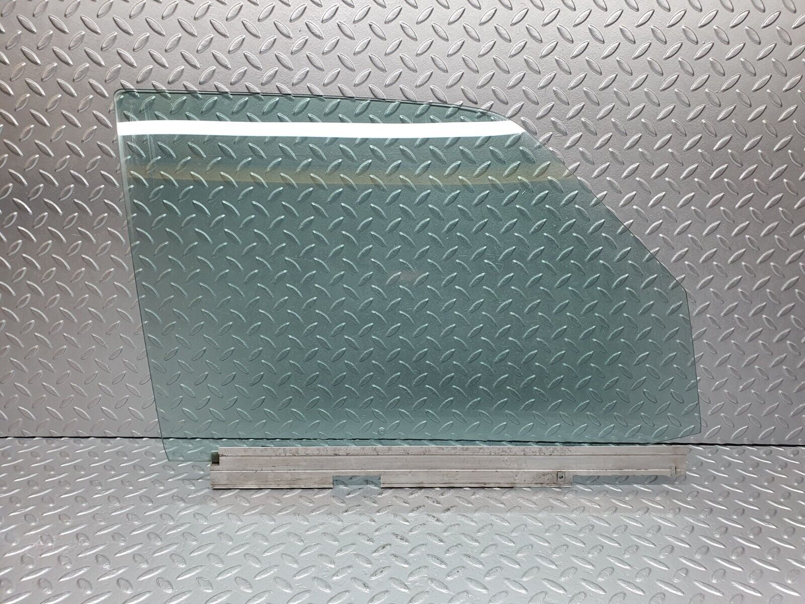 41122 Mercedes-Benz W126 300SE Front Right Door Window Glass