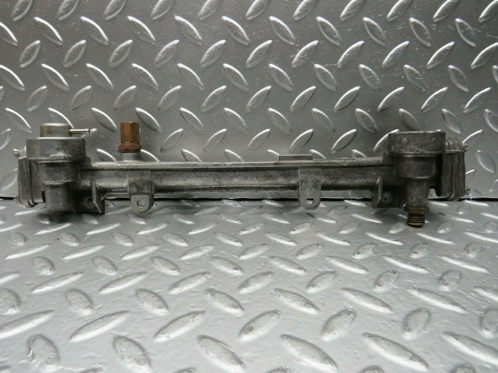 22571 Mercedes-Benz C124 E220 Coupe Fuel Injector Rail 1110780745